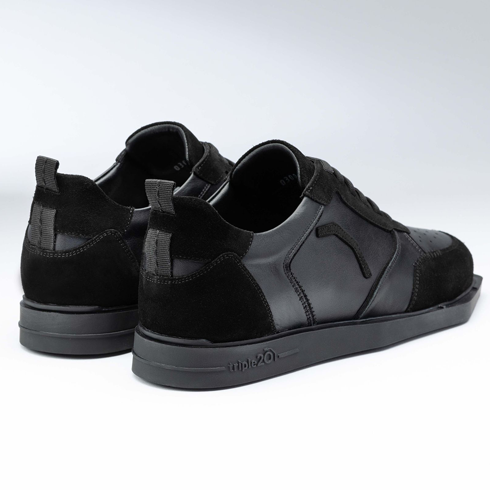 20100006-00_Triple20_Dartschuhe_Leder_Schwarz_3 Das Bild zeigt ein Paar schwarze Lederschuhe der Marke Triple20 Dartschuhe. Die Schuhe haben eine sportliche Optik mit auffälligen Nähten und einer stabilen Sohle.