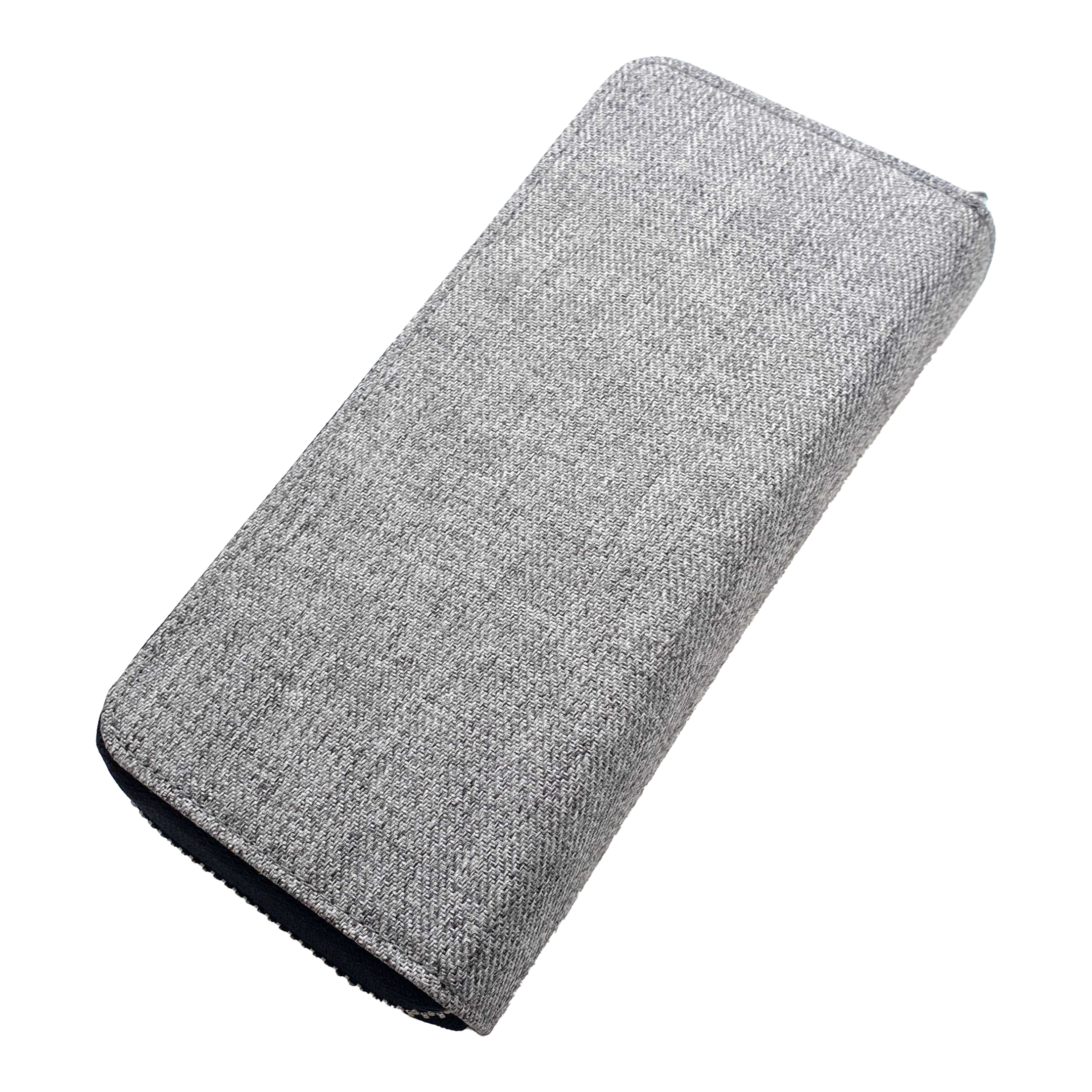Cameo Business Case Pro3 Das Bild zeigt ein graues, rechteckiges Etui mit Stoffüberzug. Das Etui liegt auf einem schwarzen Hintergrund.