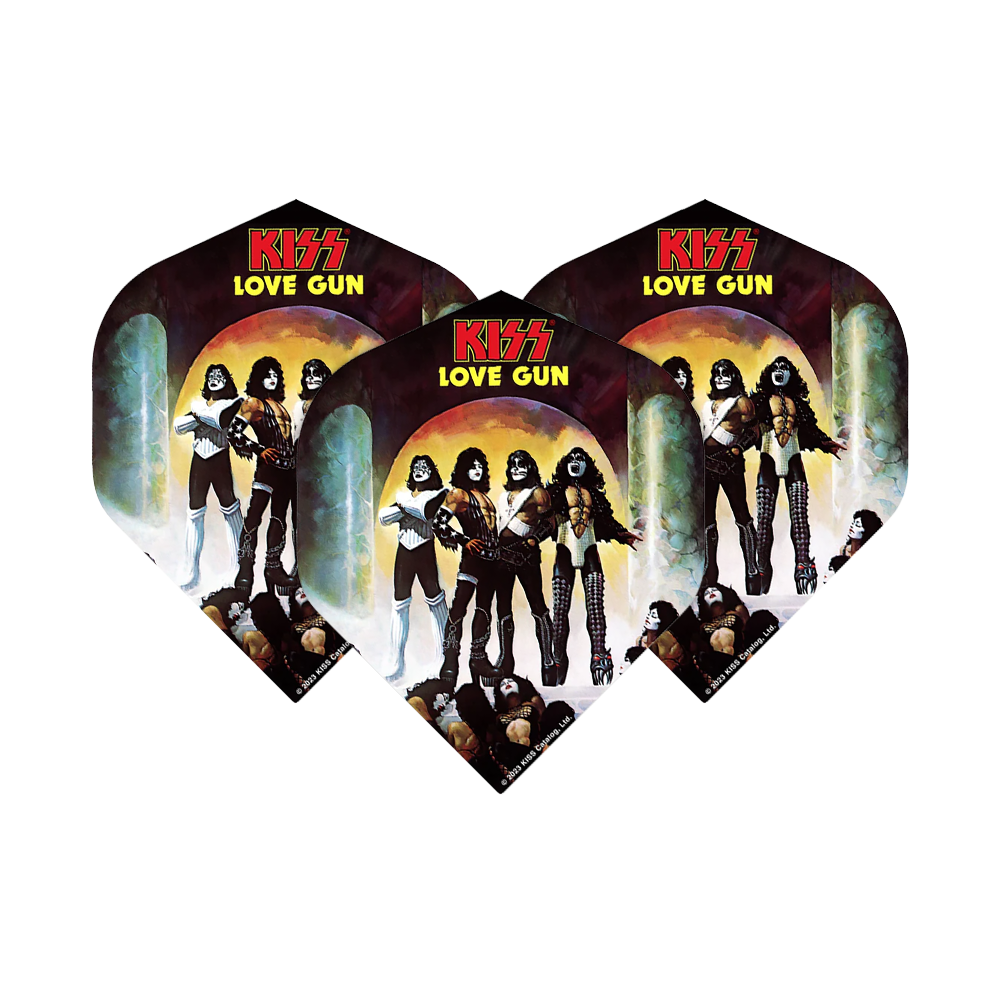 Mission Kiss Love Gun No2 Standard Flights Das Bild zeigt drei Dartflights mit dem Aufdruck "KISS LOVE GUN" und einer Abbildung der Bandmitglieder. Die Flights sind im Design des bekannten Kiss-Albums "Love Gun" gestaltet.