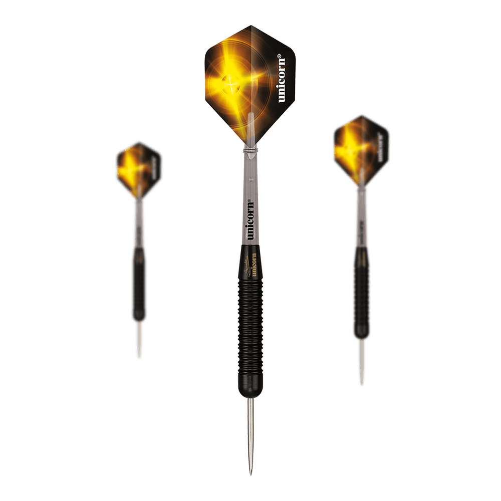 Unicorn Black Brass Gary Anderson V1 Steeldarts Das Bild zeigt drei Steeldarts des Modells "Unicorn Black Brass Gary Anderson V1". Die Flights sind schwarz mit einem gelben, leuchtenden Design und der Schrift "Unicorn" bedruckt.
