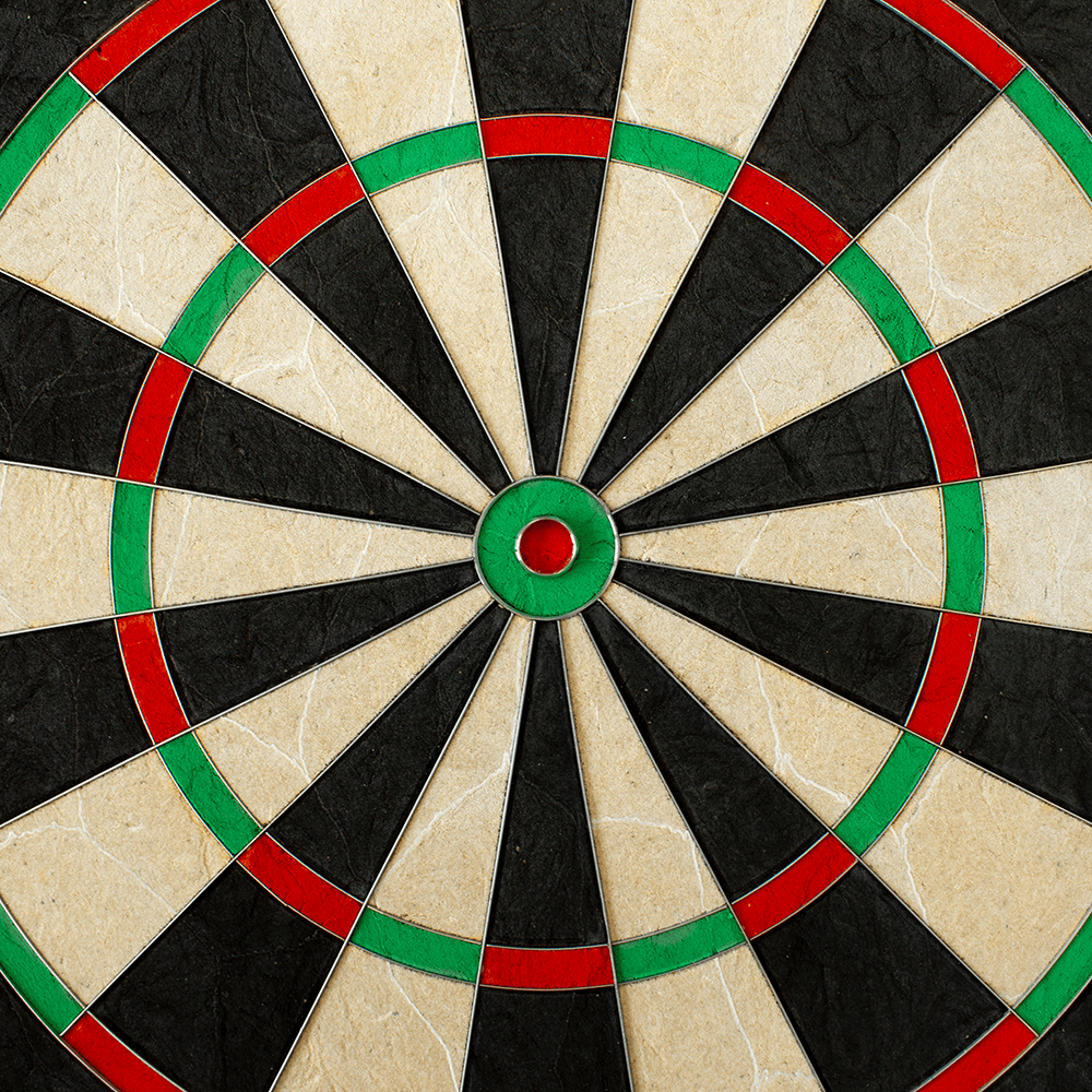79453_Unicorn_Eclipse_Pro_2_Dartboard_3 Das Bild zeigt eine Nahaufnahme des Unicorn Eclipse Pro 2 Dartboards. Die Farben Schwarz, Weiß, Rot und Grün sind deutlich in den Segmenten und Ringen zu erkennen.