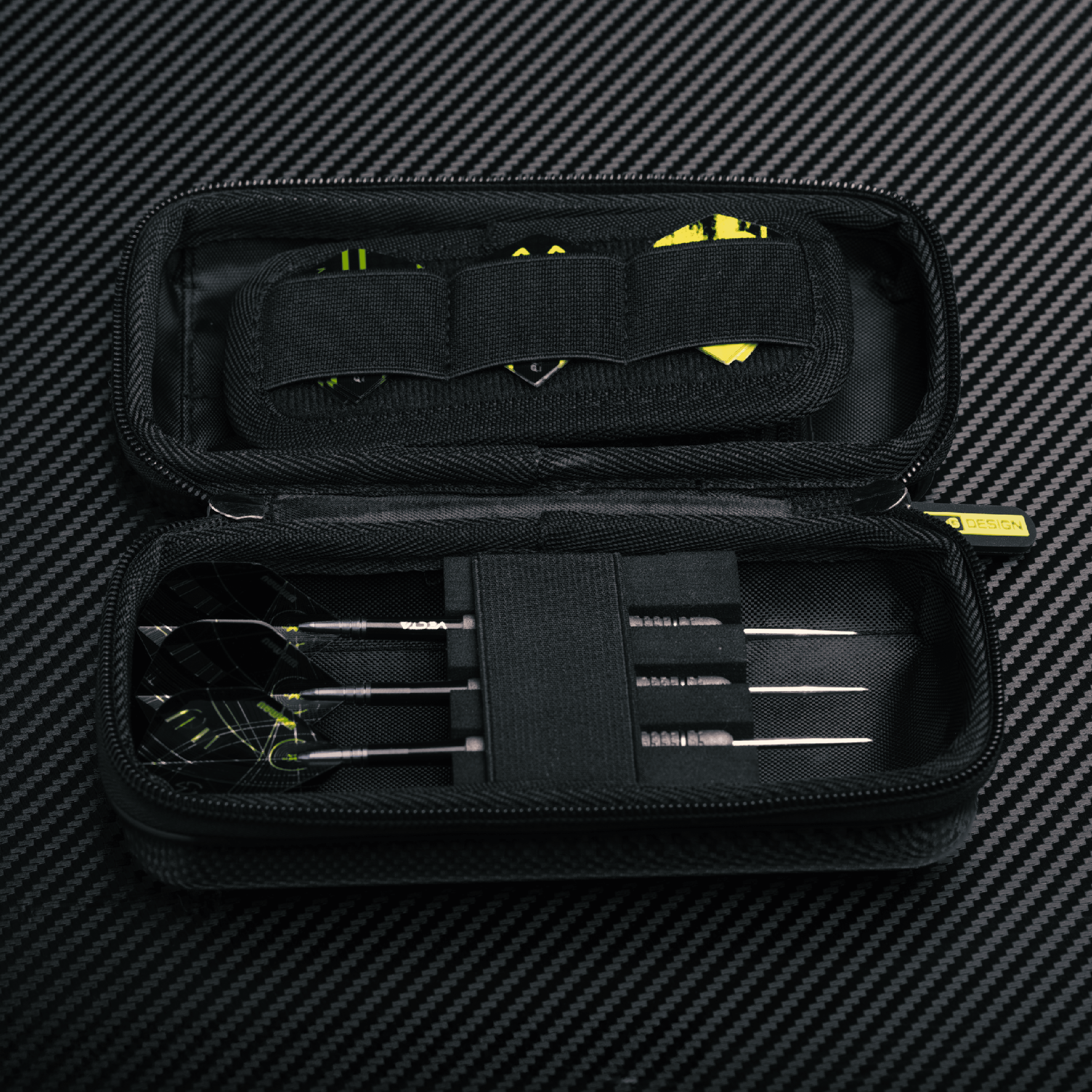 Winmau Armor G1 Michael Van Gerwen dart wallet Das Bild zeigt das Winmau Armor G1 Michael Van Gerwen Dartwallet. Es ist eine spezielle Darttasche für Dartzubehör.