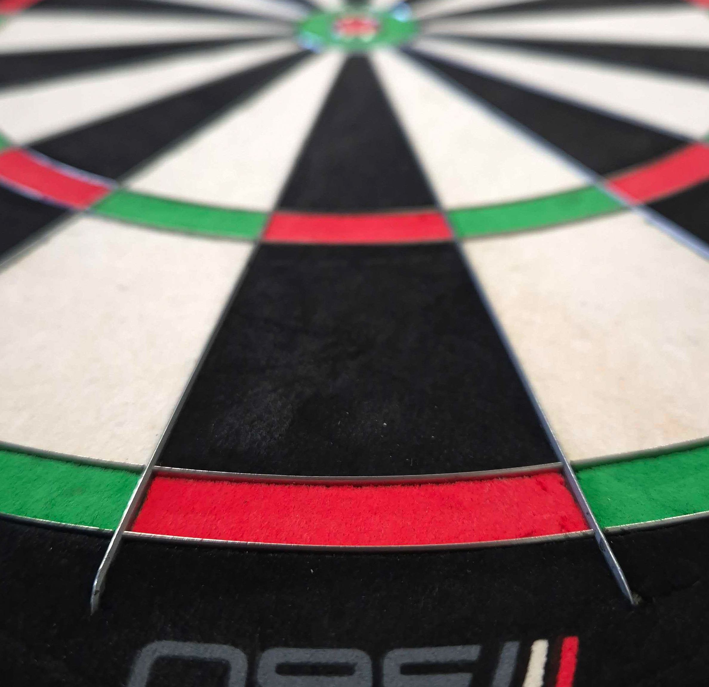 Winmau Blade 6 Triple Core 360 steel dartboard Das Bild ist nicht sichtbar, aber der Dateiname weist auf ein Winmau Blade 360 Steeldartboard hin. Es handelt sich vermutlich um ein Steeldartboard für den Dartsport.