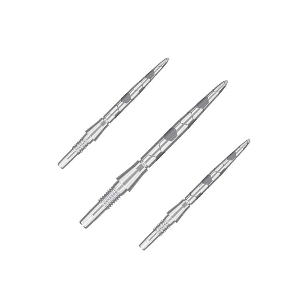 Auf dem Bild sind drei silberne Dartspitzen zu sehen. Sie haben ein längliches, geriffeltes Design und sind aus Metall gefertigt.