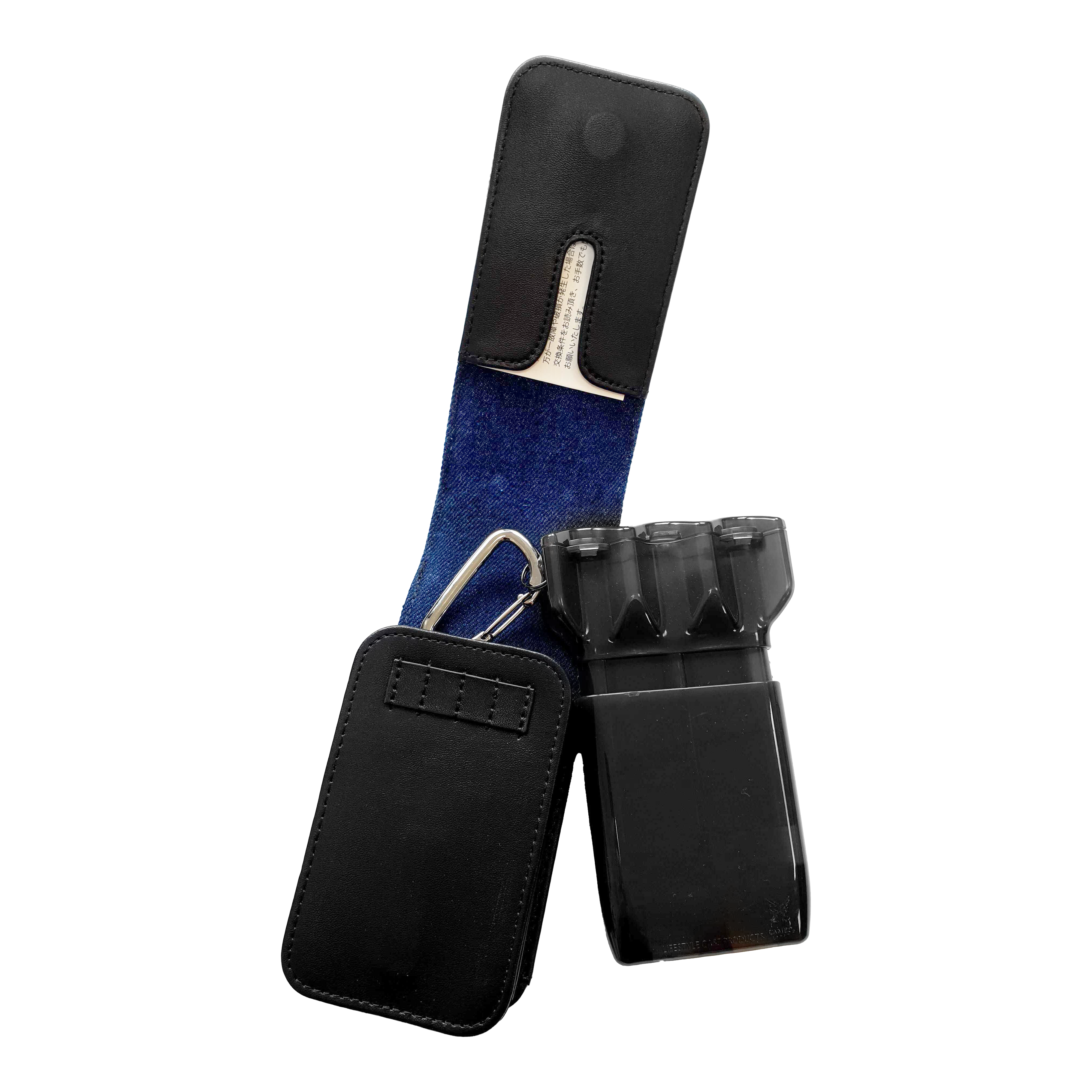Cameo Acento Denim Dart Case Auf dem Bild ist ein schwarzes Dart-Etui mit blauem Innenfutter zu sehen. Das Etui ist geöffnet und zeigt einen darin befindlichen schwarzen Behälter für Darts.