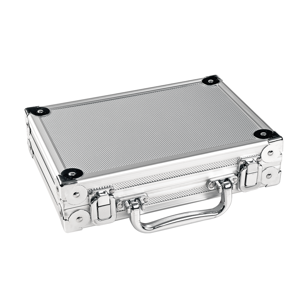8025-02_Karella_Alukoffer_Silber_1 Auf dem Bild ist ein silberner Aluminiumkoffer zu sehen. Er hat eine strukturierte Oberfläche und stabile Metallecken.