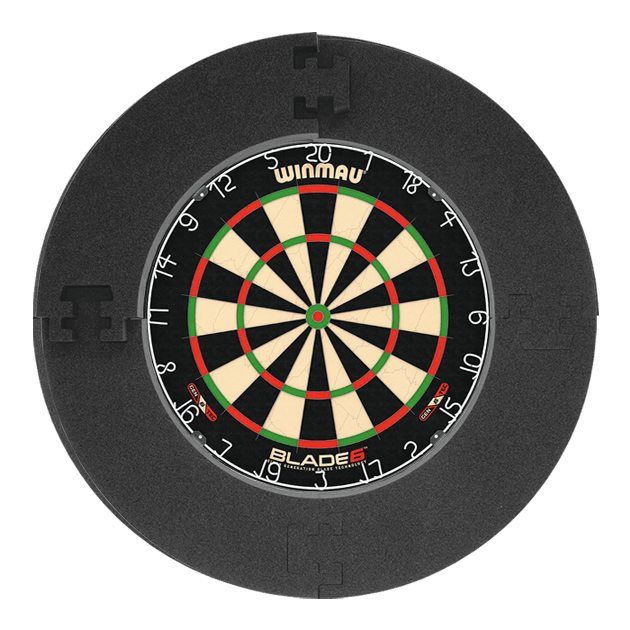 Winmau Blade 6 Bundle with 12 McDart steel darts and catch ring Das Bild zeigt das Winmau Blade 6 Bundle mit 12 McDart Steeldarts und einem schwarzen Catchring. Es handelt sich um ein Set für Dartspieler.