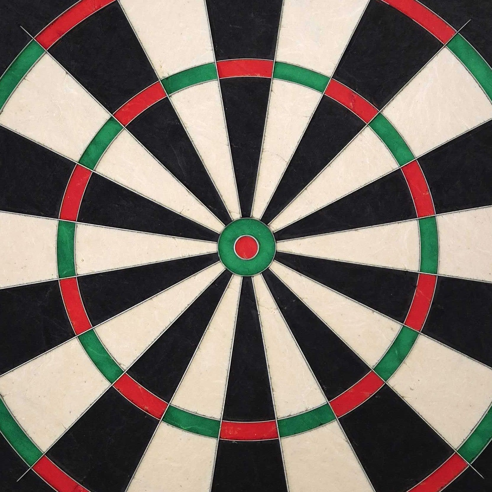 Mission Samurai Infinity steel dartboard Das Bild zeigt das Produkt "Mission Samurai Infinity Steeldartboard". Die Dartscheibe hat ein klassisches Design mit schwarzen, weißen, roten und grünen Segmenten.