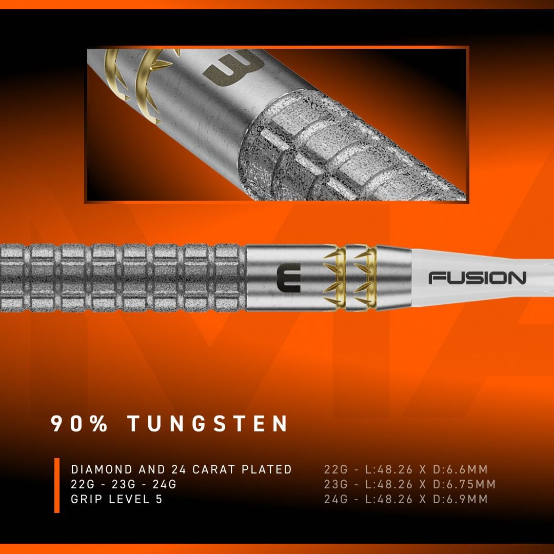 Die Abbildung zeigt die Winmau Gian Van Veen W-MAX Switch Point Steeldarts. Drei Darts liegen nebeneinander auf einer weißen Fläche.