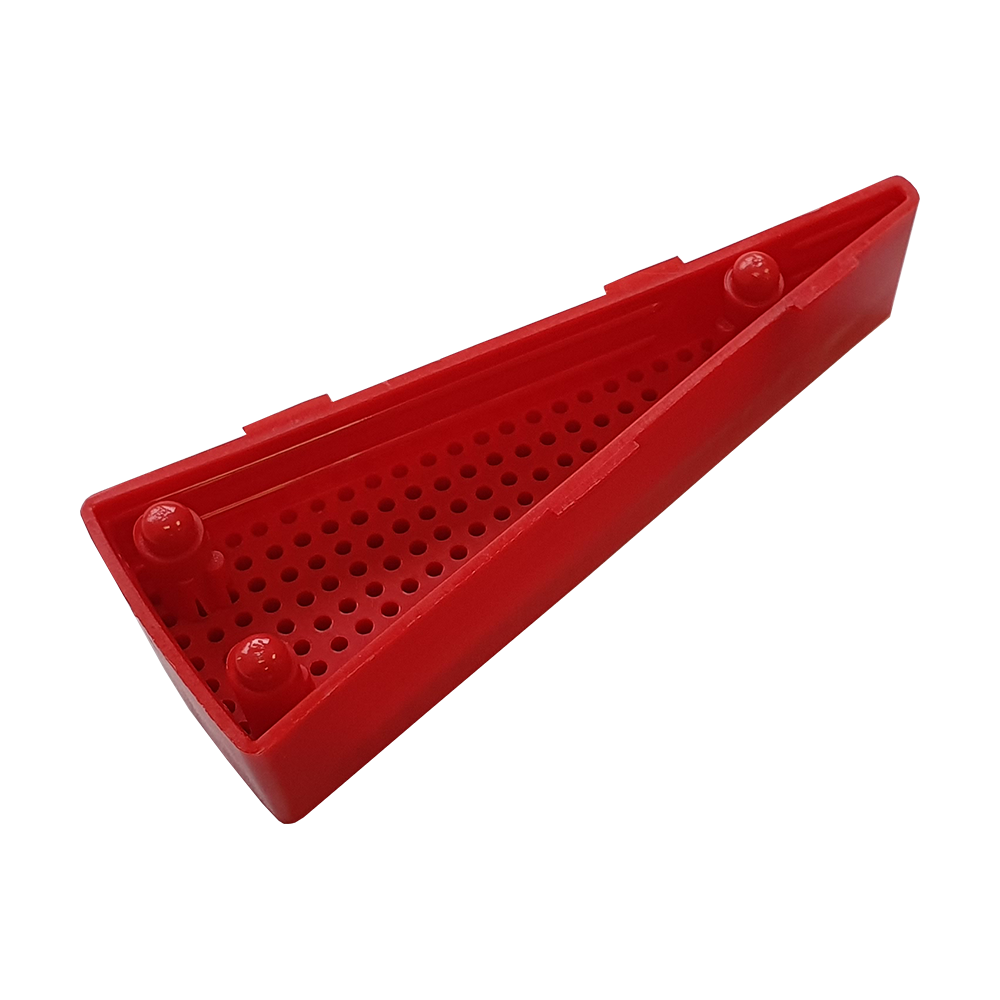 GRN0149_Granboard_132_Ersatzfelder_Single_Innen_Rot_3 Das Bild zeigt ein rotes Ersatzfeld für das Granboard 132. Es ist dreieckig geformt und hat viele kleine Löcher auf der Oberfläche.
