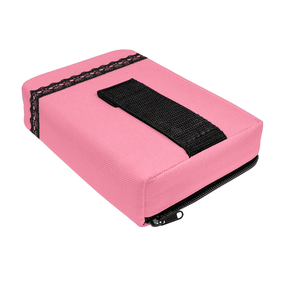 713TP_The_Pak_Dartcase_LadyPak_Rosa_3 Die Abbildung zeigt das Produkt "The Pak Dartcase - Lady Pak". Es handelt sich um ein pinkfarbenes Etui mit schwarzem Reißverschluss, einem schwarzen Band und Spitzenverzierung.