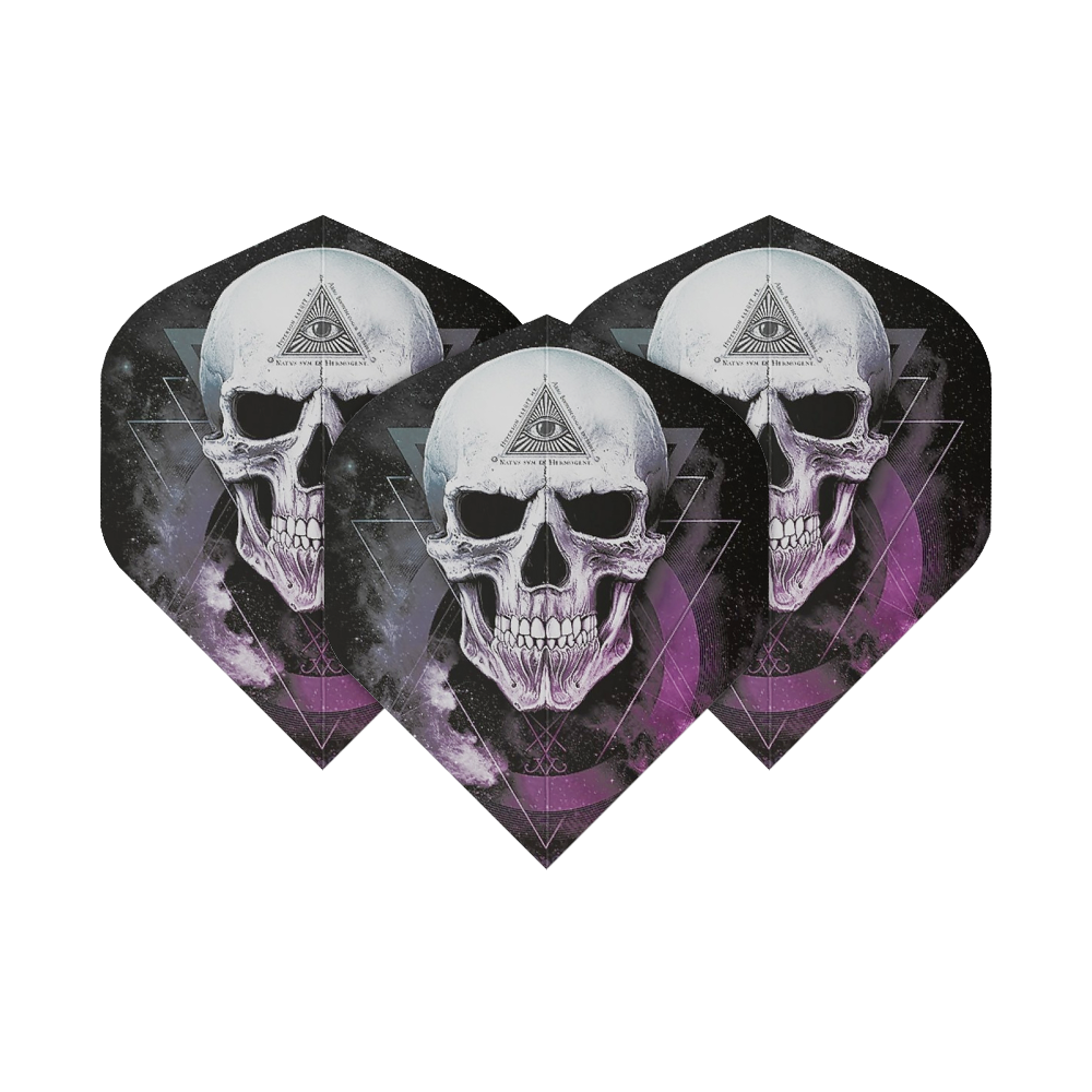 ALC22_Alchemy_The_Void_Standard_Flights_17pjokuIXqWCZv Das Bild zeigt drei Dart-Flights mit einem auffälligen Totenkopf-Design und einem mystischen Auge im Dreieck auf der Stirn. Die Hintergrundfarben sind Schwarz und Lila mit geometrischen Mustern.