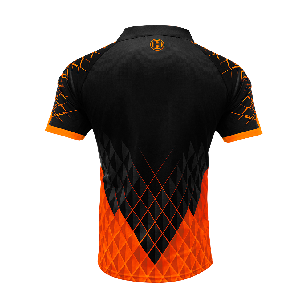 HRS-26234_Harrows_Paragon_Dartshirt_Orange_2 Das Bild zeigt das Harrows Paragon Dartshirt in Orange von hinten. Das Shirt ist überwiegend schwarz mit einem auffälligen orangefarbenen Muster und orangen Akzenten an den Ärmeln.