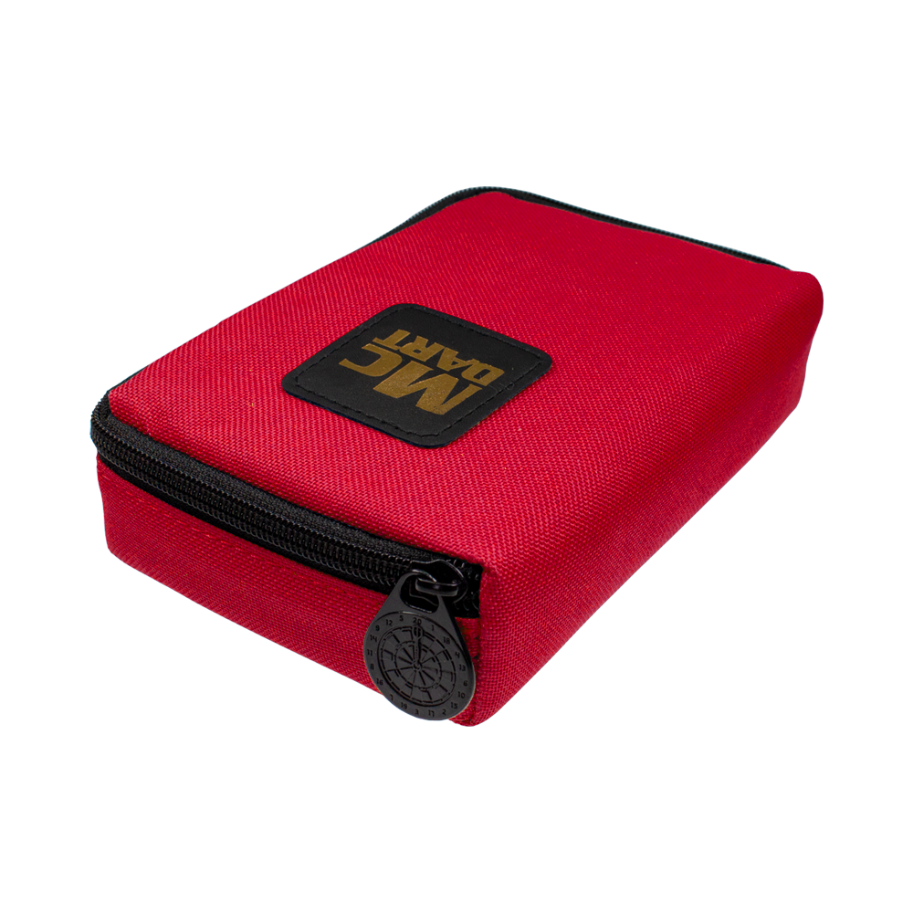 712_McDart_Tasche_Klein_Rot_2 Auf dem Bild ist eine kleine, rote Tasche mit Reißverschluss zu sehen. Auf der Tasche befindet sich ein schwarzes Patch mit der goldenen Aufschrift "MC DART".
