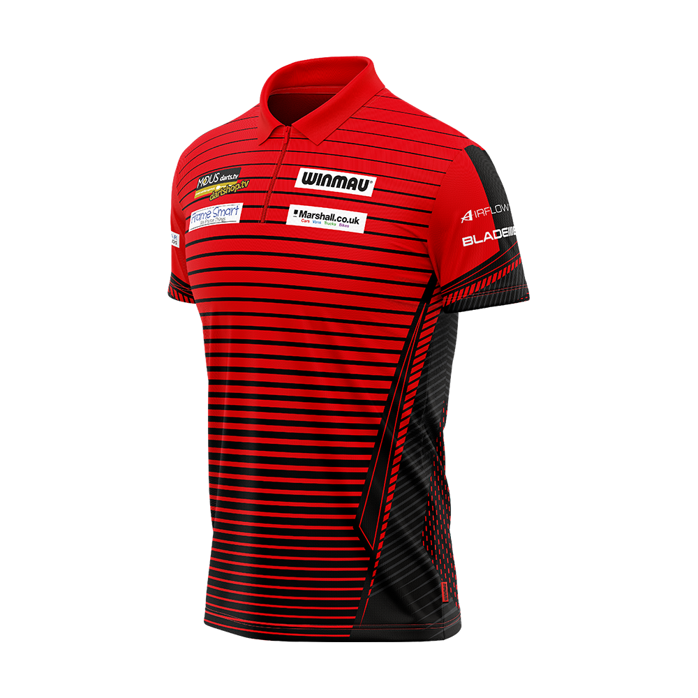 8414_Winmau_Joe_Cullen_Dartshirt_3 Das Bild zeigt das "Winmau Joe Cullen Dartshirt" in Rot mit schwarzen Streifen. Auf dem Shirt sind mehrere Sponsorenlogos zu sehen.