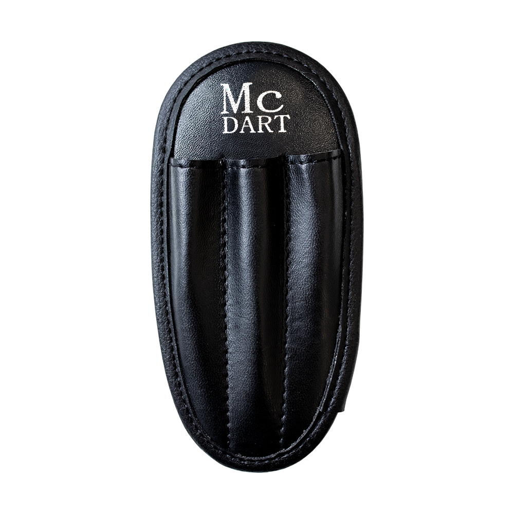 724_McDart_Pouch_Dartk-cher_1 Das Bild zeigt einen schwarzen Dartköcher mit der Aufschrift "McDART" oben. Der Köcher hat drei Fächer zum Aufbewahren von Dartpfeilen.