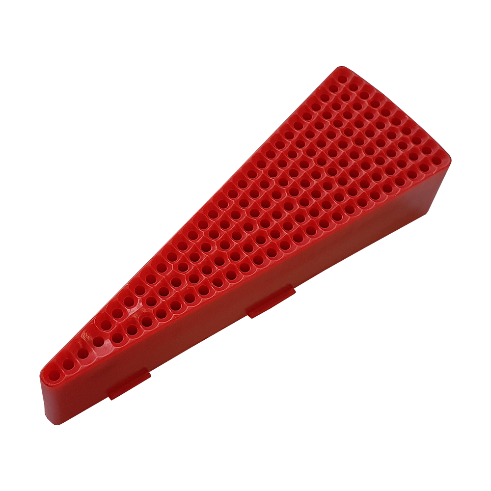 GRN0149_Granboard_132_Ersatzfelder_Single_Innen_Rot_2 Das Bild zeigt ein rotes, keilförmiges Ersatzfeld für ein Granboard 132. Die Oberfläche hat viele kleine Löcher, die typisch für ein Dartboard-Segment sind.