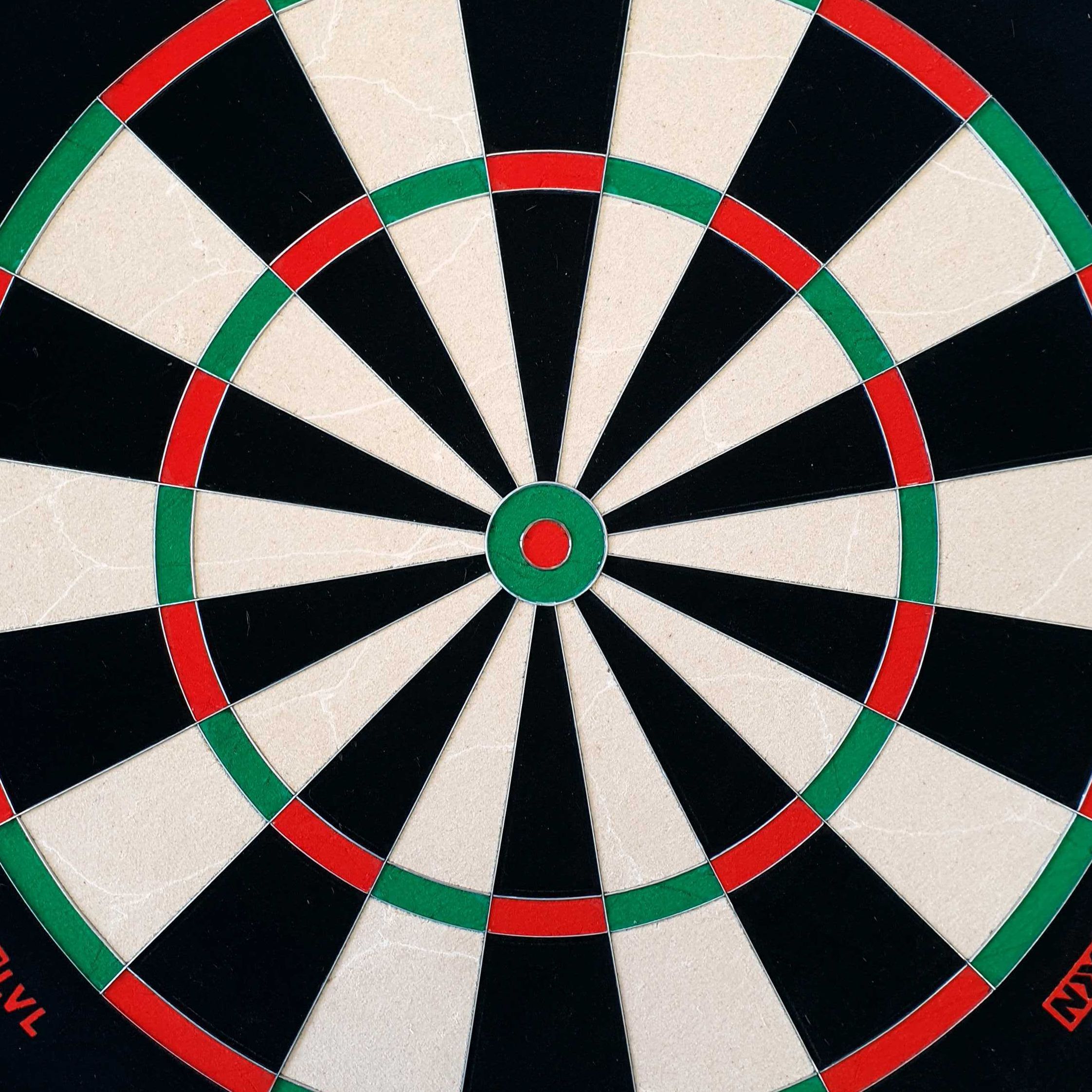 GOAT Everscore Steel Dartboard Das Bild zeigt ein GOAT Everscore Steeldartboard mit klaren Farben und deutlichen Markierungen. Die Segmente sind in Schwarz, Weiß, Rot und Grün gehalten.