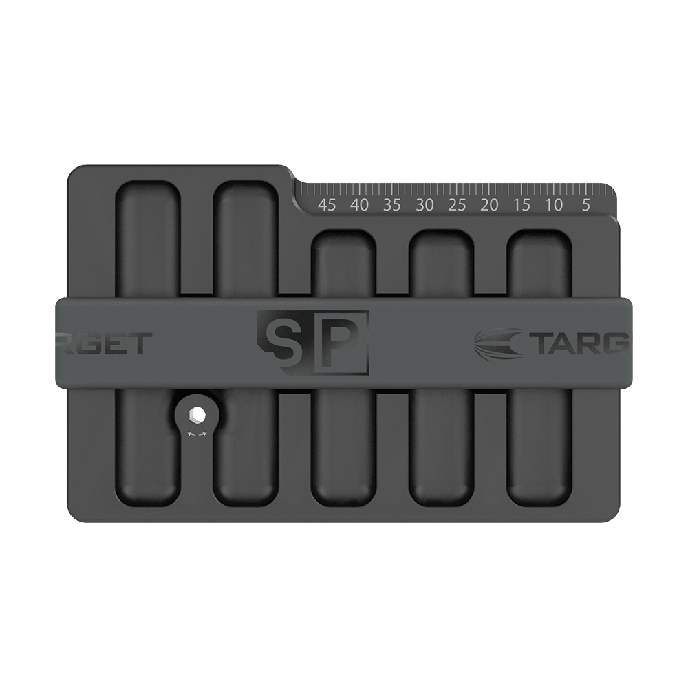 119648_Target_Swiss_Point_Safe_3 Das Bild zeigt das Produkt "Target Swiss Point Safe" in schwarzer Farbe. Es ist ein Aufbewahrungsbehälter mit mehreren Fächern und einer Messskala für Dartspitzen.
