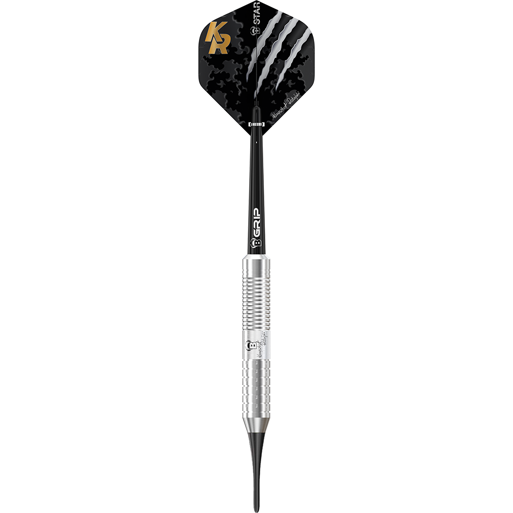 17008_Bulls_Krzysztof_Ratajski_Brass_Silver_Softdarts_1AWPDBiQOQ83AX Das Bild zeigt einen silbernen Softdart mit dem Namen "Bulls Krzysztof Ratajski Brass Silver Softdarts - 18g". Der Dart hat einen schwarzen Flight mit Krallenmuster und goldfarbenen Initialen „KR“.