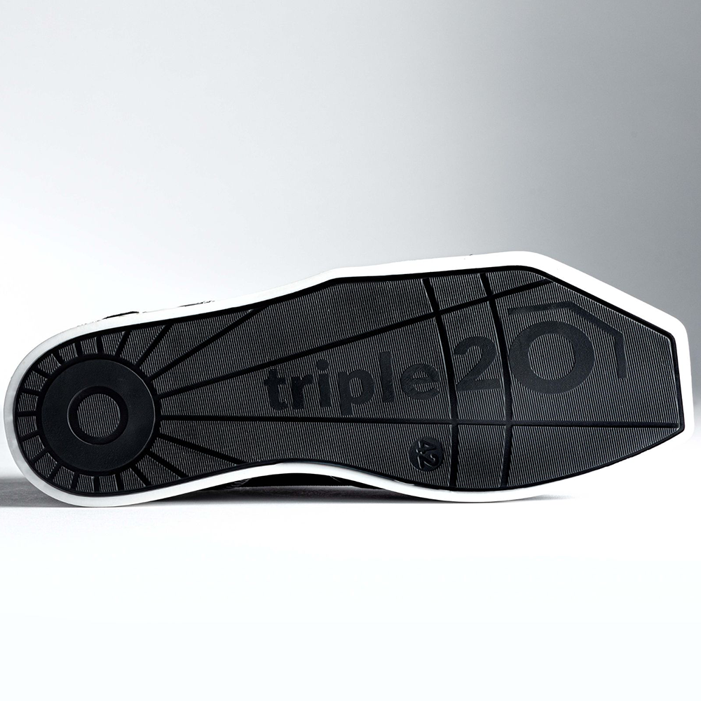 20100002-00_Triple20_Dartschuhe_Leder_Weiss_Schwarz_6 Die Abbildung zeigt die Sohle des Produkts "Triple20 Dartschuhe Leder - Weiß Schwarz". Auf der Sohle steht deutlich sichtbar das Logo "triple20".