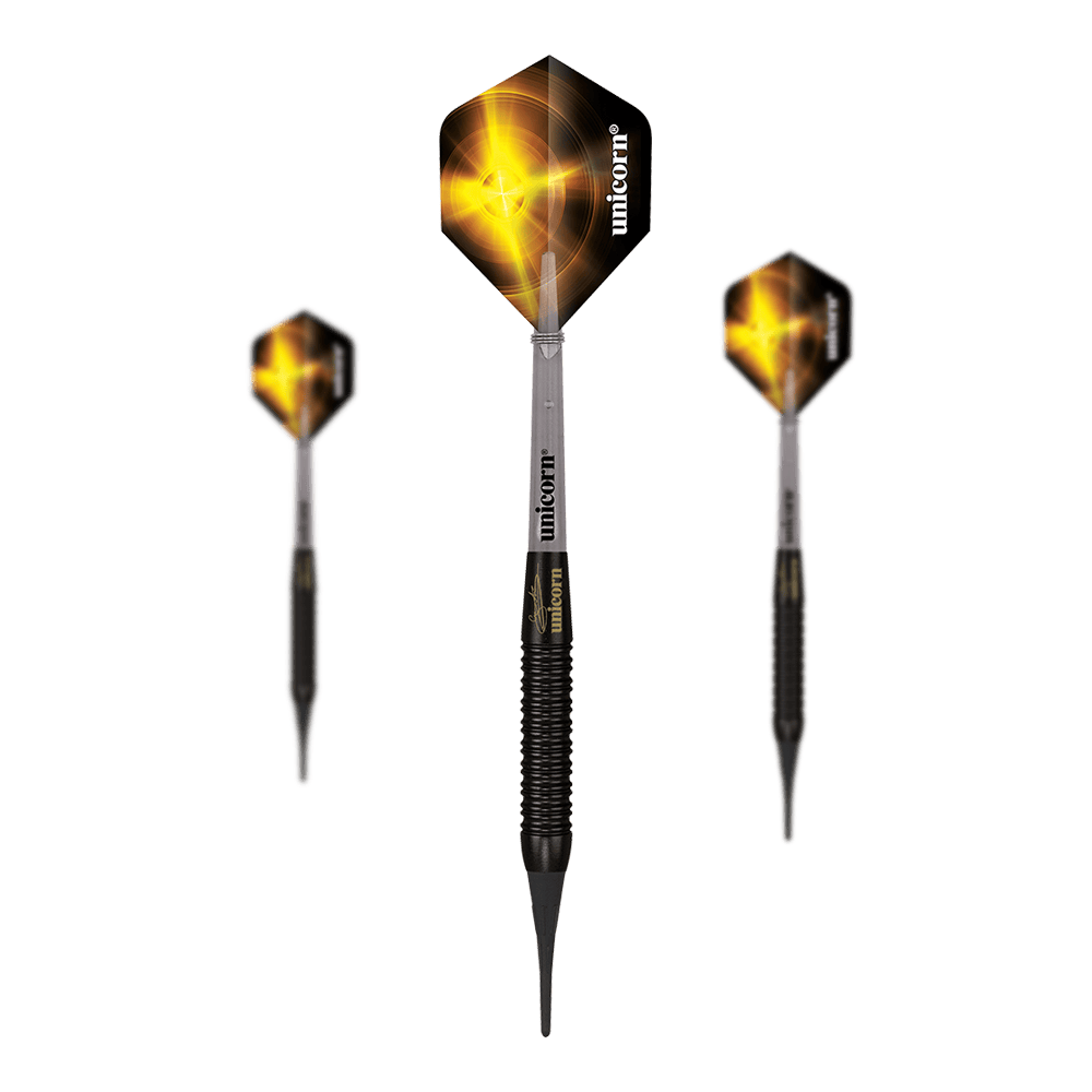 Das Bild zeigt drei Unicorn Gary Anderson Black Brass Softdarts mit einem Gewicht von 18g. Die Darts haben schwarze Flights mit gelbem Muster und einen schwarzen, gerillten Schaft.