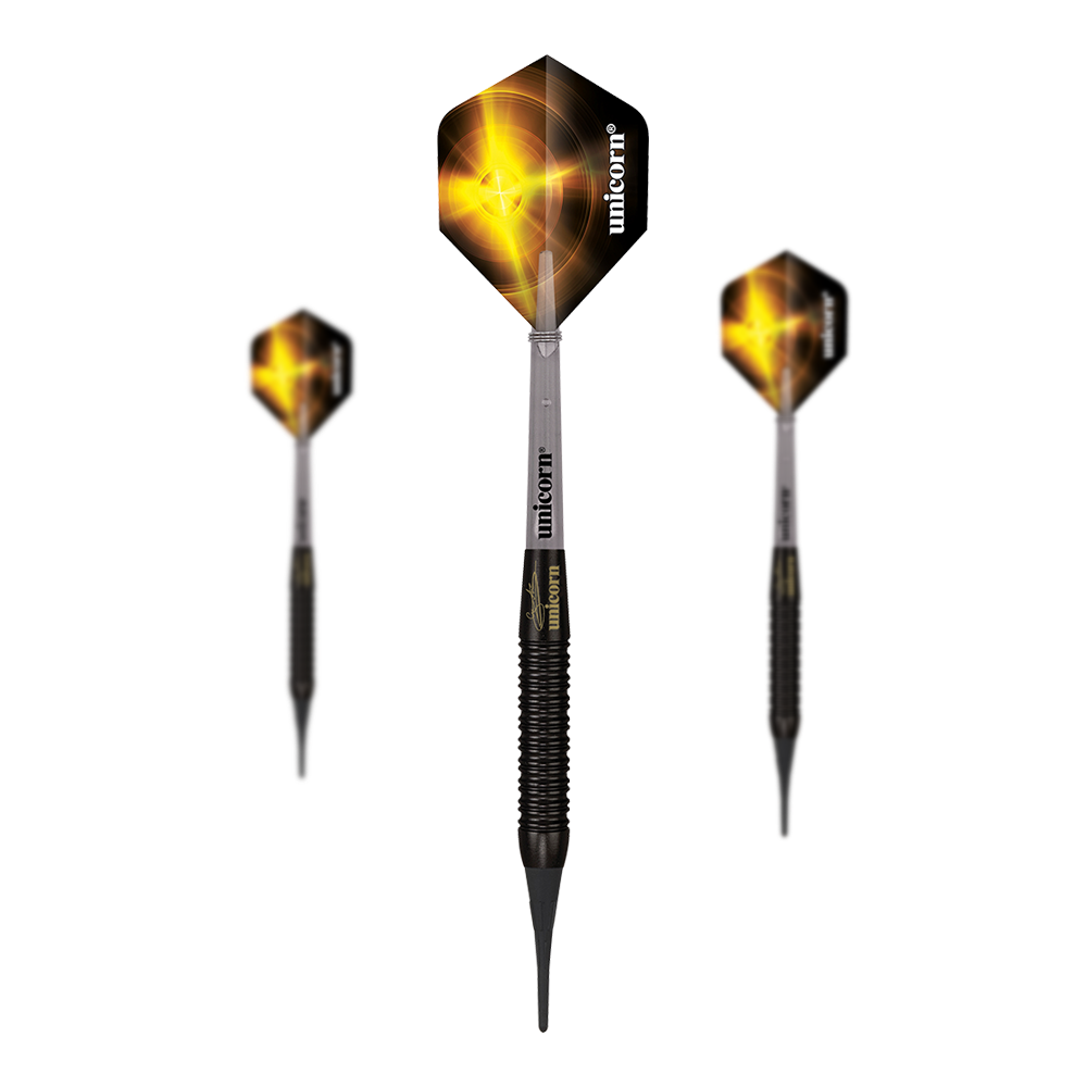 Unicorn Gary Anderson Black Brass Soft Darts - 18g Das Bild zeigt drei Unicorn Gary Anderson Black Brass Softdarts mit einem Gewicht von 18g. Die Darts haben schwarze Flights mit gelbem Muster und einen schwarzen, gerillten Schaft.