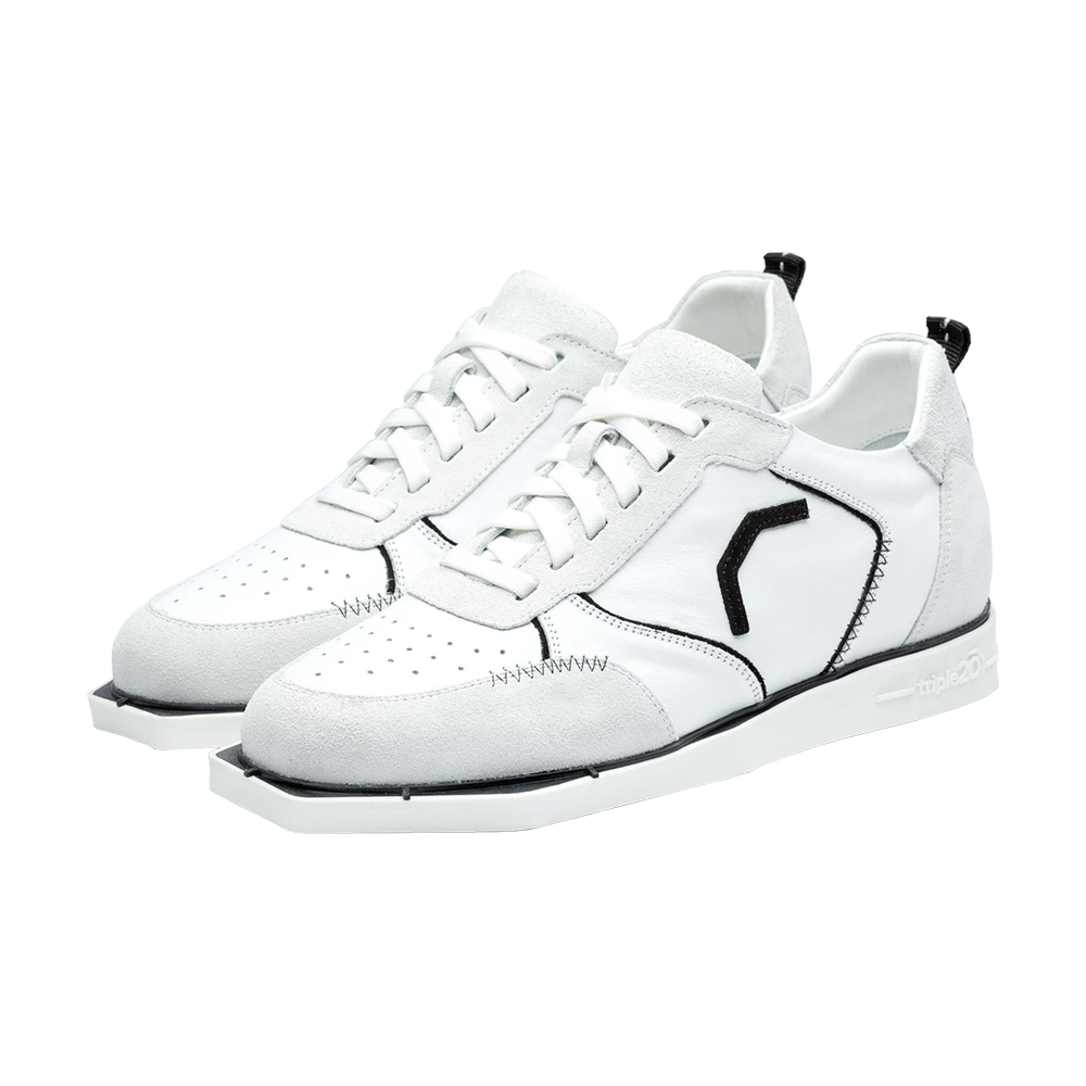 20100002-00_Triple20_Dartschuhe_Leder_Weiss_Schwarz_1 Die Abbildung zeigt die Triple20 Dartschuhe aus Leder in Weiß und Schwarz. Die Schuhe haben weiße Schnürsenkel und auffällige schwarze Details an der Seite.