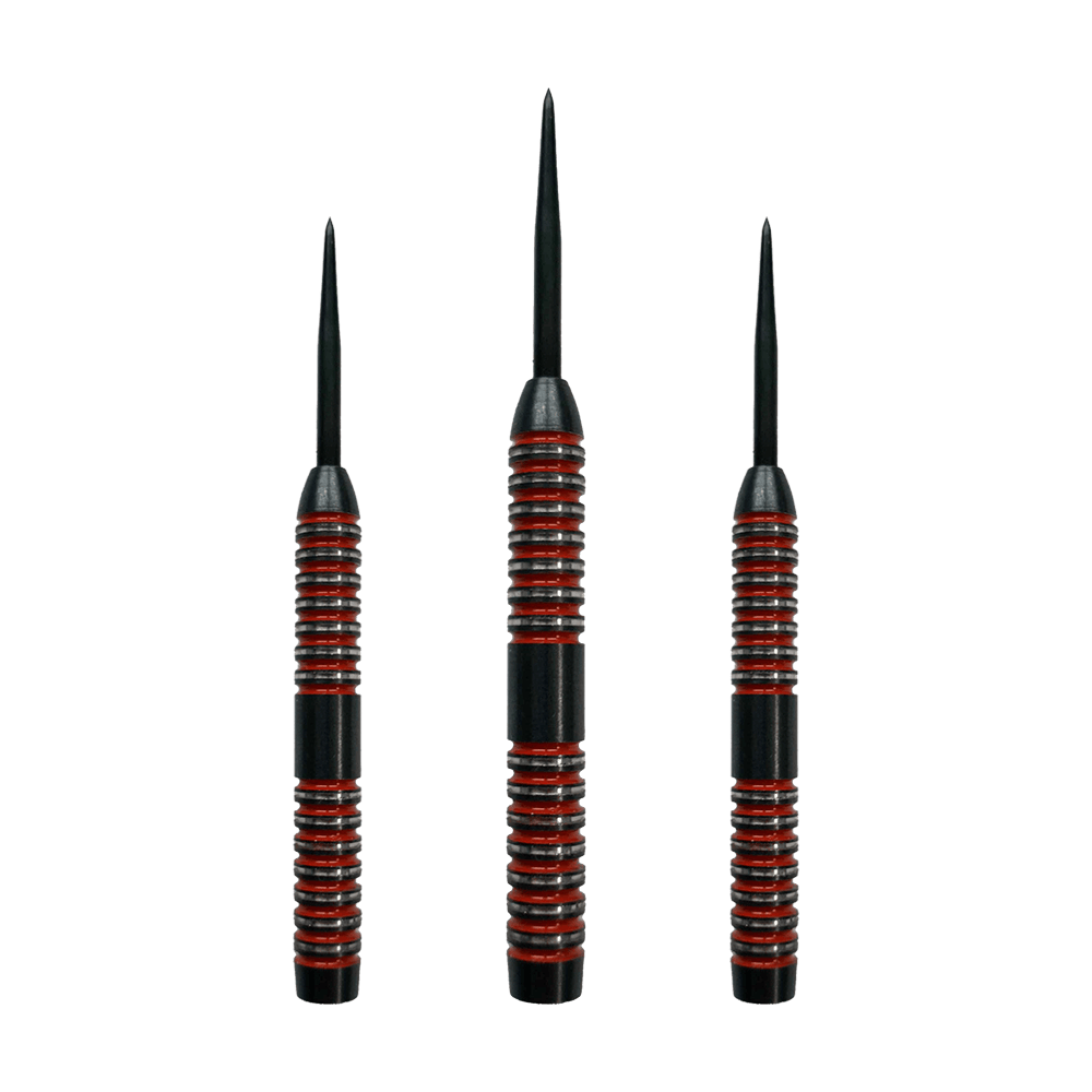 McDart Crimson Steeldart Barrels Das Bild zeigt drei McDart Crimson Steeldart Barrels mit schwarzen und roten Rillen. Sie stehen nebeneinander aufrecht mit den Spitzen nach oben.