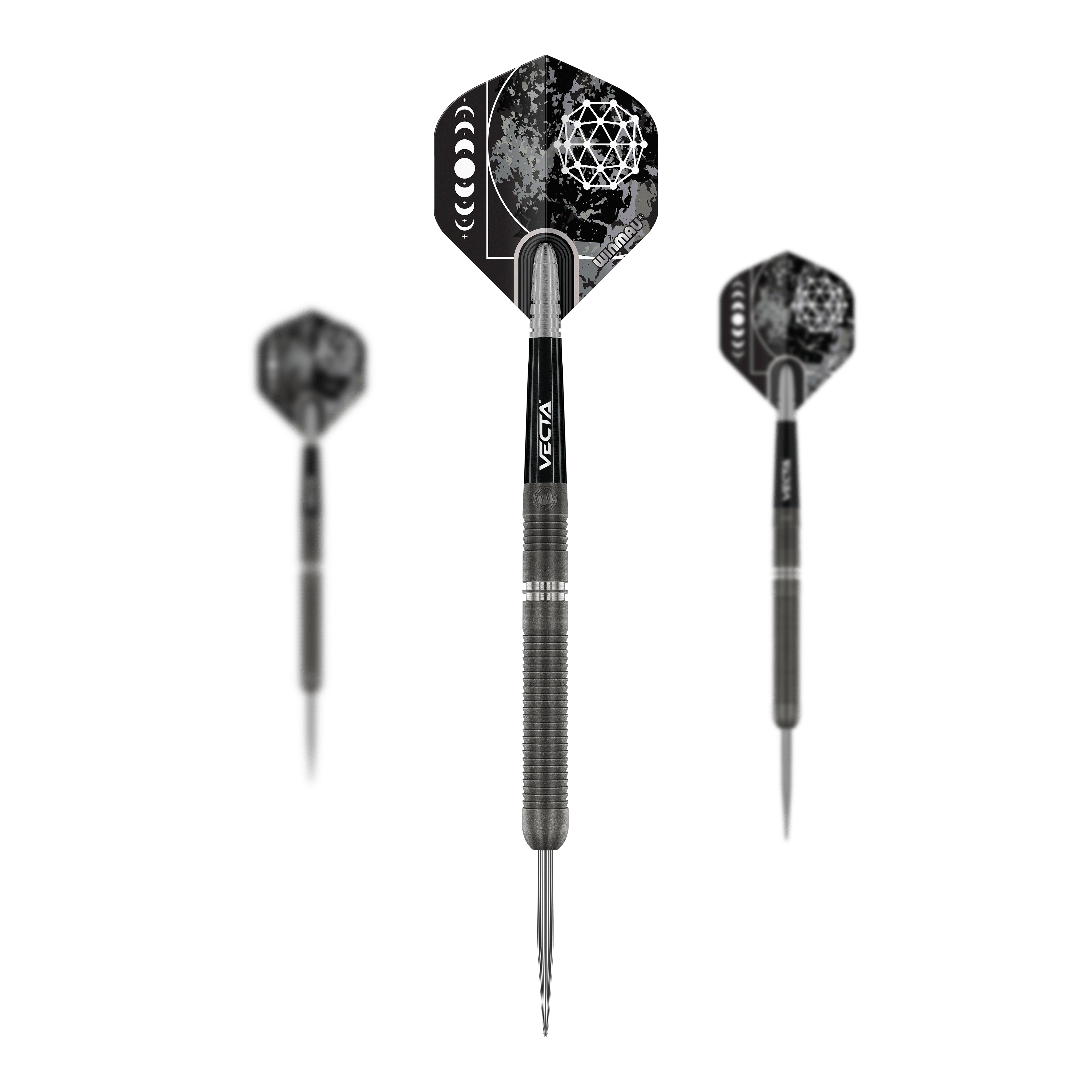 Winmau Callisto 01 Steeldarts Das Bild zeigt drei Winmau Callisto 01 Steeldarts mit einem modernen, schwarzen Design. Die Flights haben ein geometrisches Muster in Weiß und Grau.