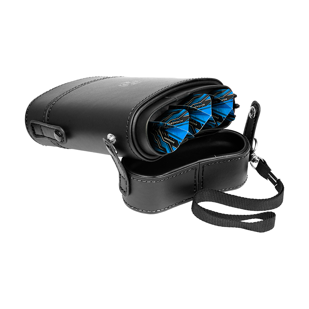 HRT-16396_Harrows_Prima_Dartcase_Black_4 Das Bild zeigt das Harrows Prima Dartcase, eine schwarze Schutzhülle für Dartpfeile. Im geöffneten Etui sind blaue Dartpfeile sichtbar.