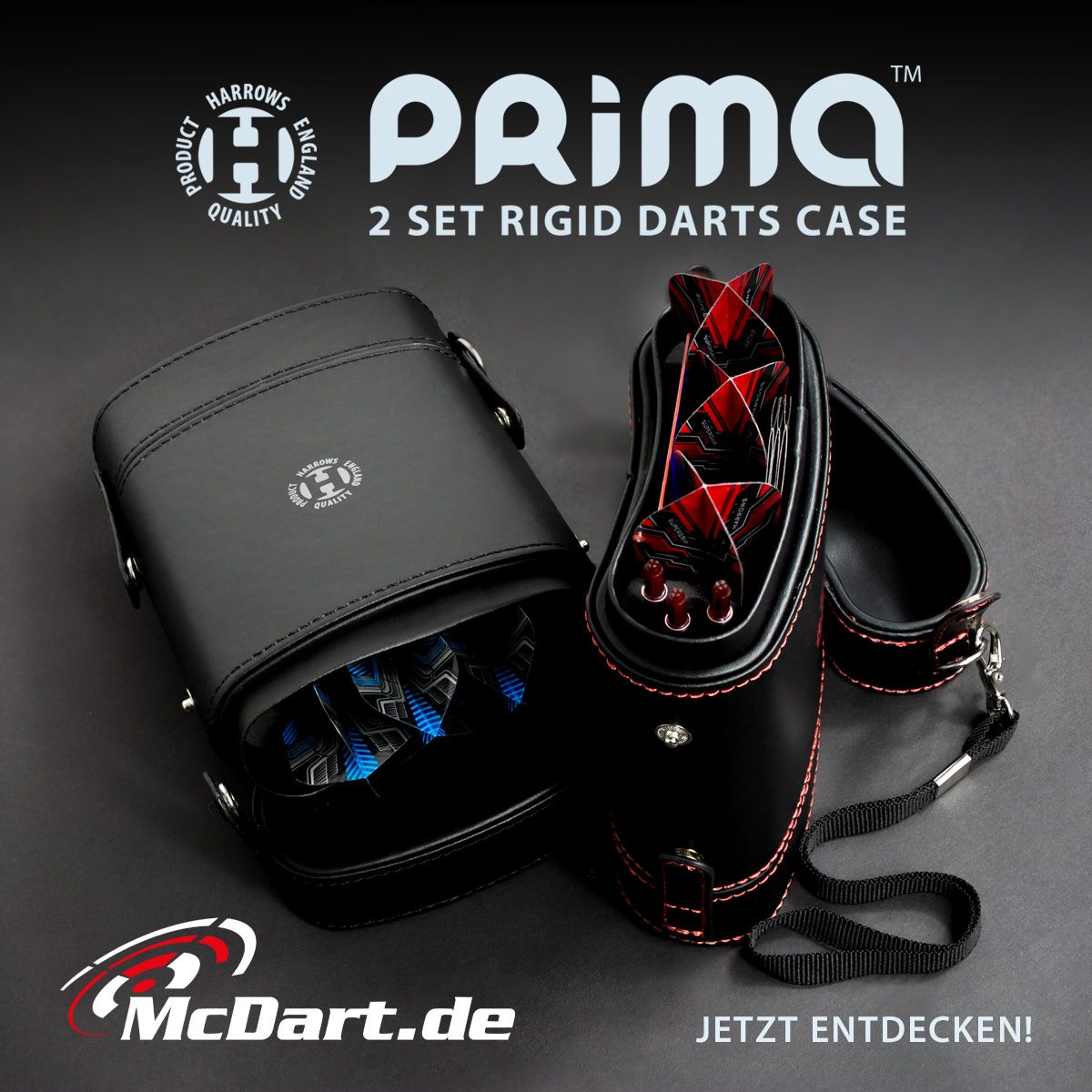 HRT-16396_Harrows_Prima_Dartcase_Black_6_admedia7TfZOaA3F9kTs Das Bild zeigt das Harrows Prima Dartcase, eine stabile Tasche für zwei Dart-Sets. Die Dartcase ist schwarz mit roter Naht und hat verschiedene Fächer für die Darts und Zubehör.