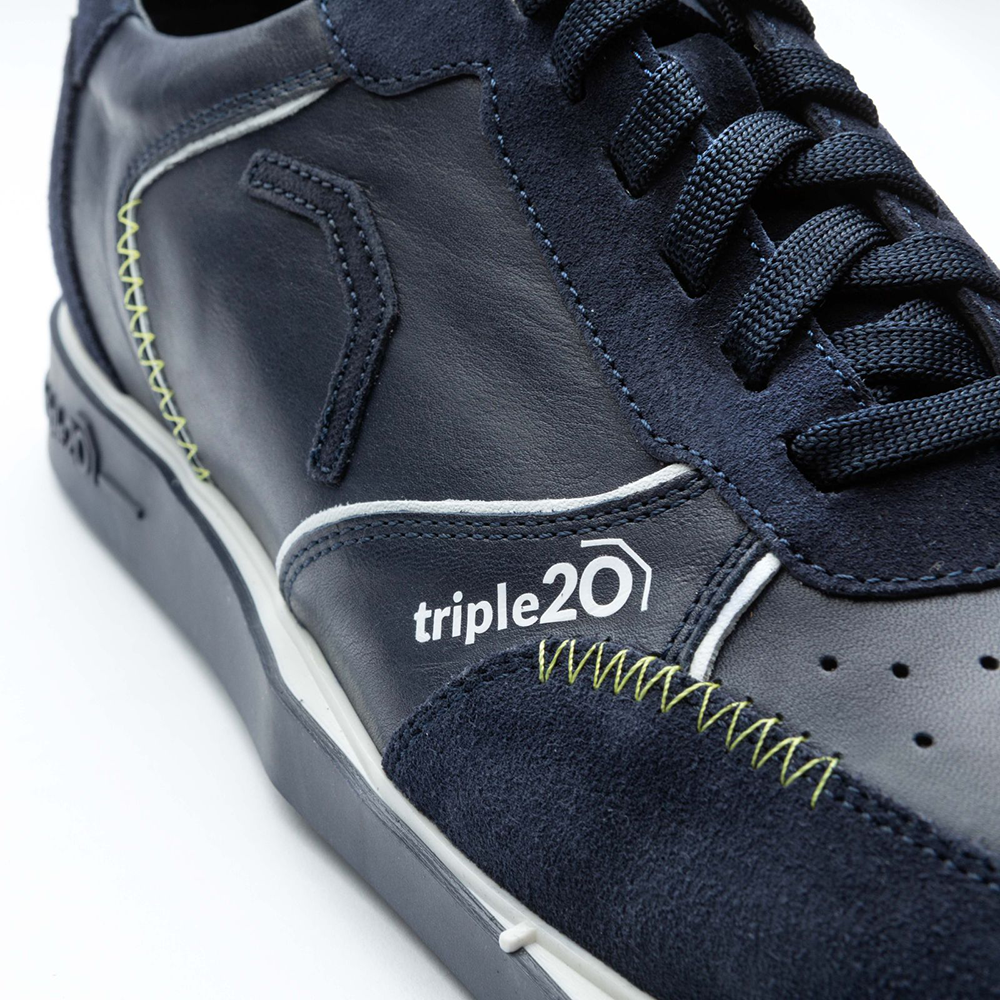 20102005-00_Triple20_Dartschuhe_Leder_Blau_Weiss_5 Der Schuh "Triple20 Dartschuhe Leder - Blau Weiß" ist aus dunkelblauem Leder mit weißen Akzenten gefertigt. Auf der Seite ist das Logo "triple20" aufgedruckt.