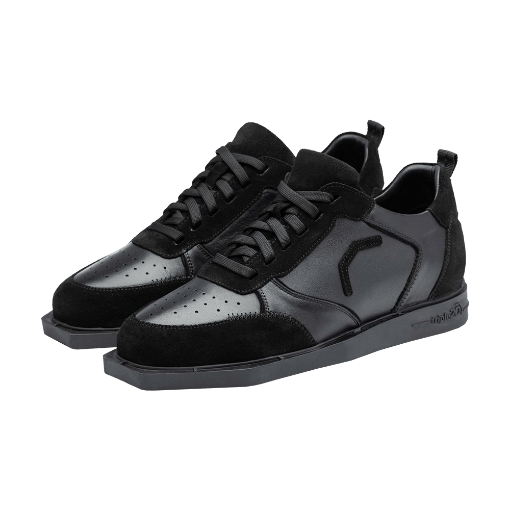 20100006-00_Triple20_Dartschuhe_Leder_Schwarz_1 Die Abbildung zeigt ein Paar schwarze Lederschuhe namens "Triple20 Dartschuhe Leder - Schwarz". Die Schuhe haben eine sportliche Optik mit klassischen Schnürsenkeln und einer robusten Sohle.