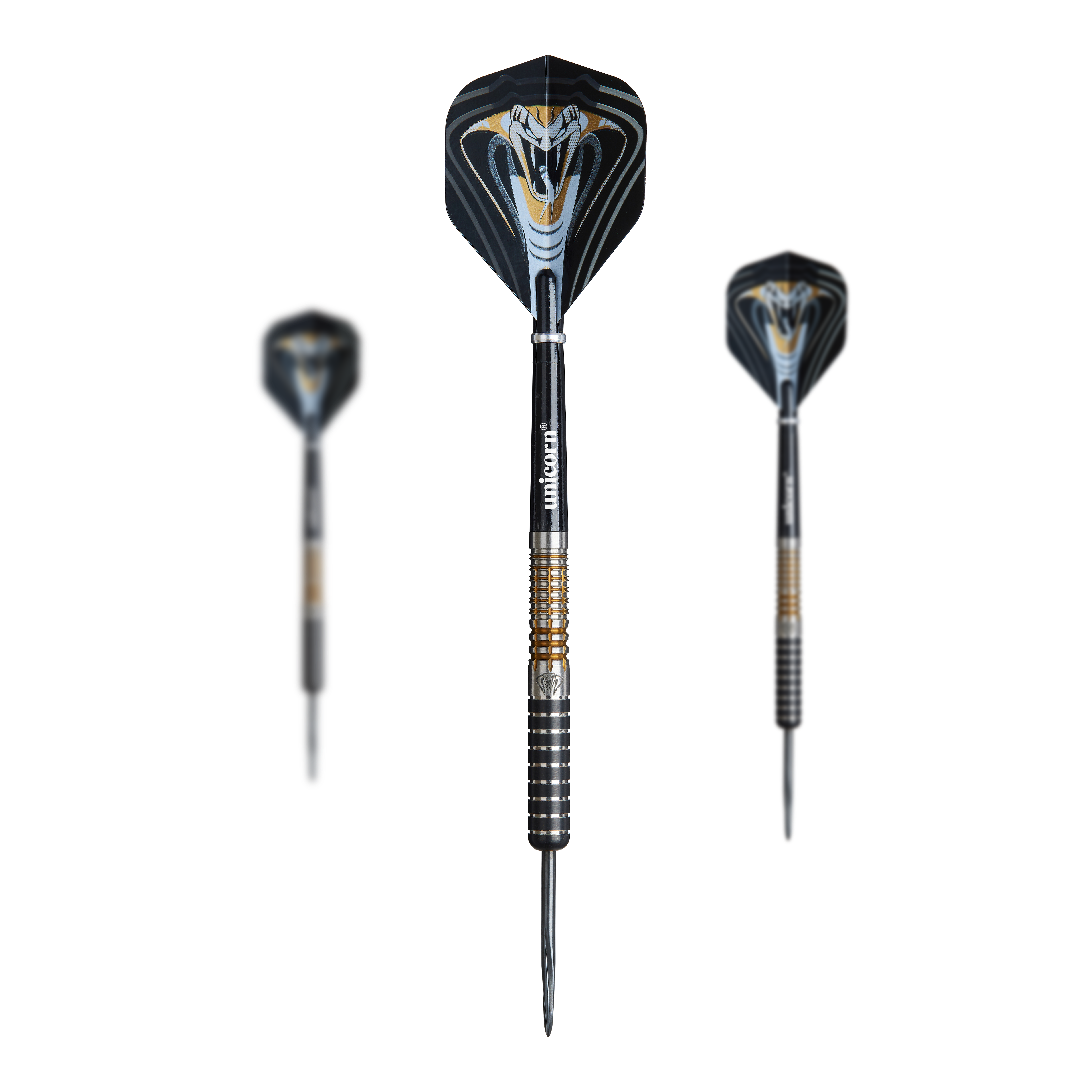 Unicorn Maestro Jeffrey De Zwaan Phase 3 steel darts Auf dem Bild sind drei Steeldarts des Modells "Unicorn Maestro Jeffrey De Zwaan Phase 3" zu sehen. Die Darts haben schwarze Flights mit einem auffälligen, weißen Kobramotiv.