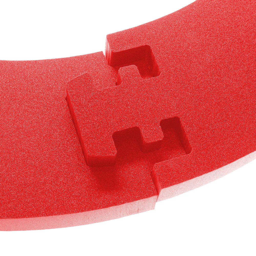 DBSrot2020_McDart_Catchring_Premium_Made_in_Germany_Edition_2020_Rot_4 Das Bild zeigt einen roten Catchring aus Schaumstoff mit einer Steckverbindung. Es handelt sich um das Produkt „McDart Catchring Premium Rot - Made in Germany Edition“.