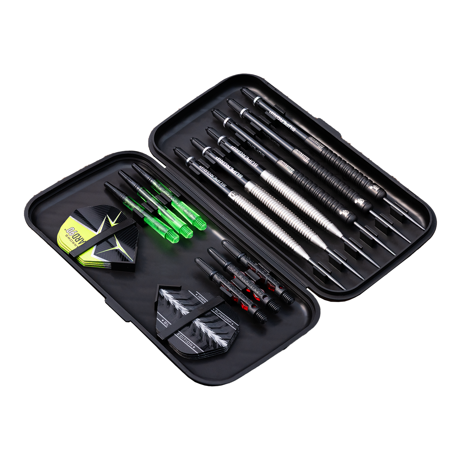Harrows Slimcase Dart Case Das Bild zeigt ein geöffnetes schwarzes Dart-Etui mit mehreren Darts, Flights und Shafts. Das Zubehör ist ordentlich in Fächern und Gummibändern sortiert.