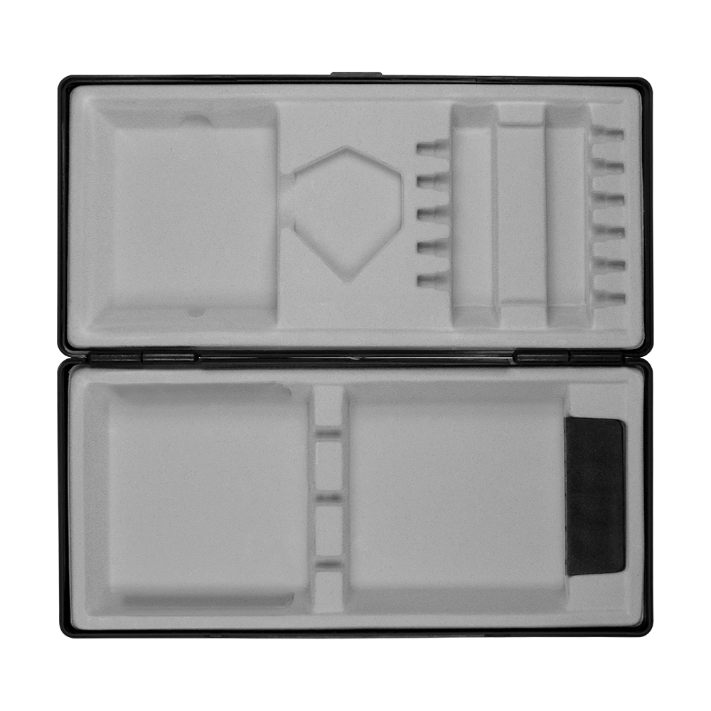 ABS box with custom print Das Bild zeigt eine geöffnete schwarze Box mit mehreren Fächern und Einteilungen. Die Innenausstattung besteht aus hellem Schaumstoff, der zur sicheren Aufbewahrung verschiedener Gegenstände dient.