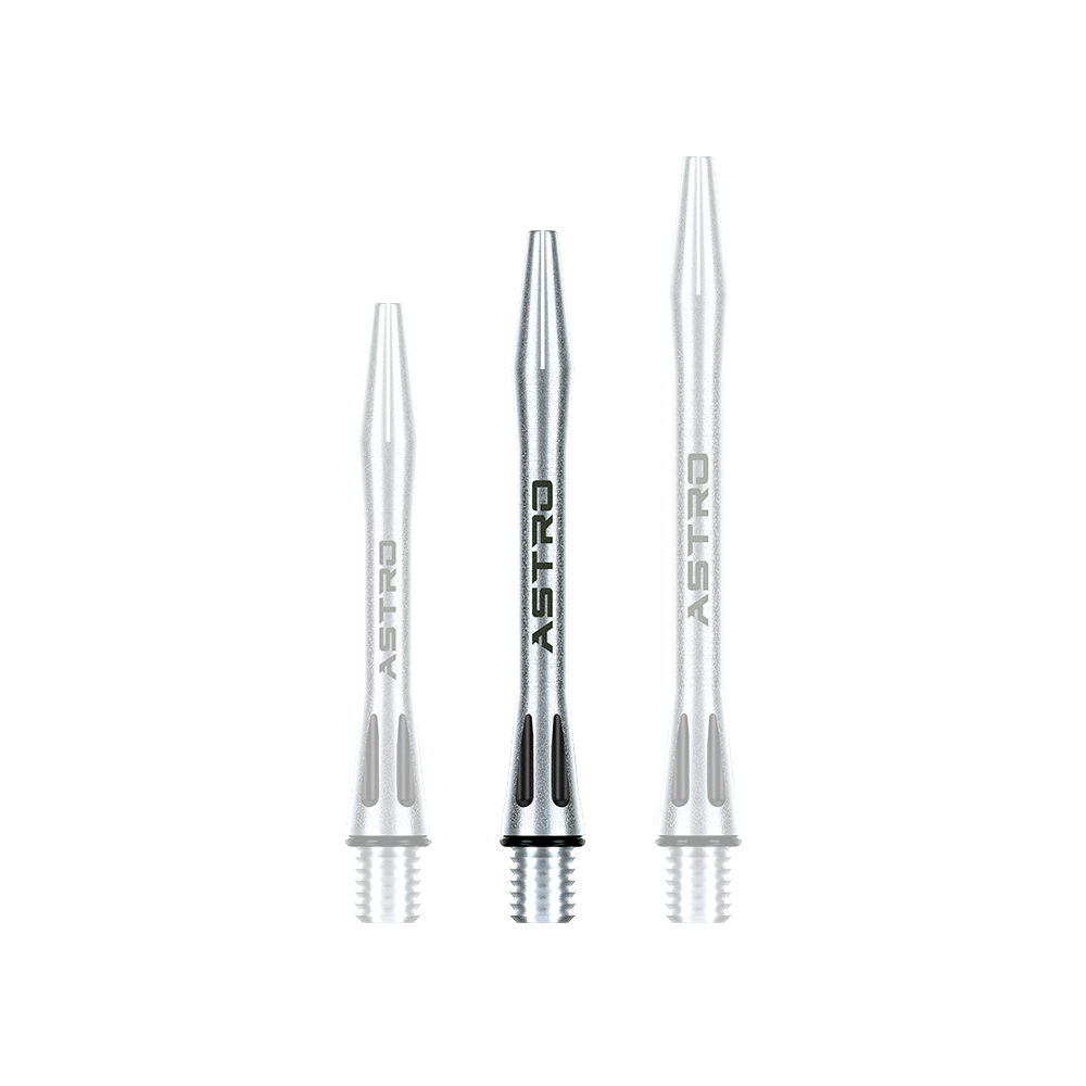 7012-401_Winmau_Astro_Aluminium_Shafts_Schwarz_41mm_1WWupY7azmQfMW Das Bild zeigt drei silberne Winmau Astro Aluminium Shafts in unterschiedlicher Länge. Auf jedem Shaft steht das Wort "ASTRO" und unten befindet sich ein schwarzes Design.