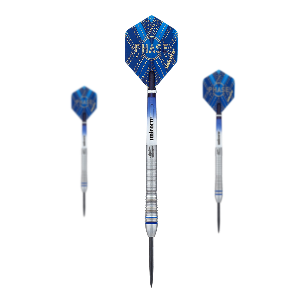 Unicorn Phase 6 World Champion Gary Anderson Steeldarts Das Bild zeigt drei Steeldarts des Modells „Unicorn Phase 6 World Champion Gary Anderson“. Die Darts haben blaue Flights mit dem Schriftzug „Phase 6“ und silberne, gerillte Barrels.