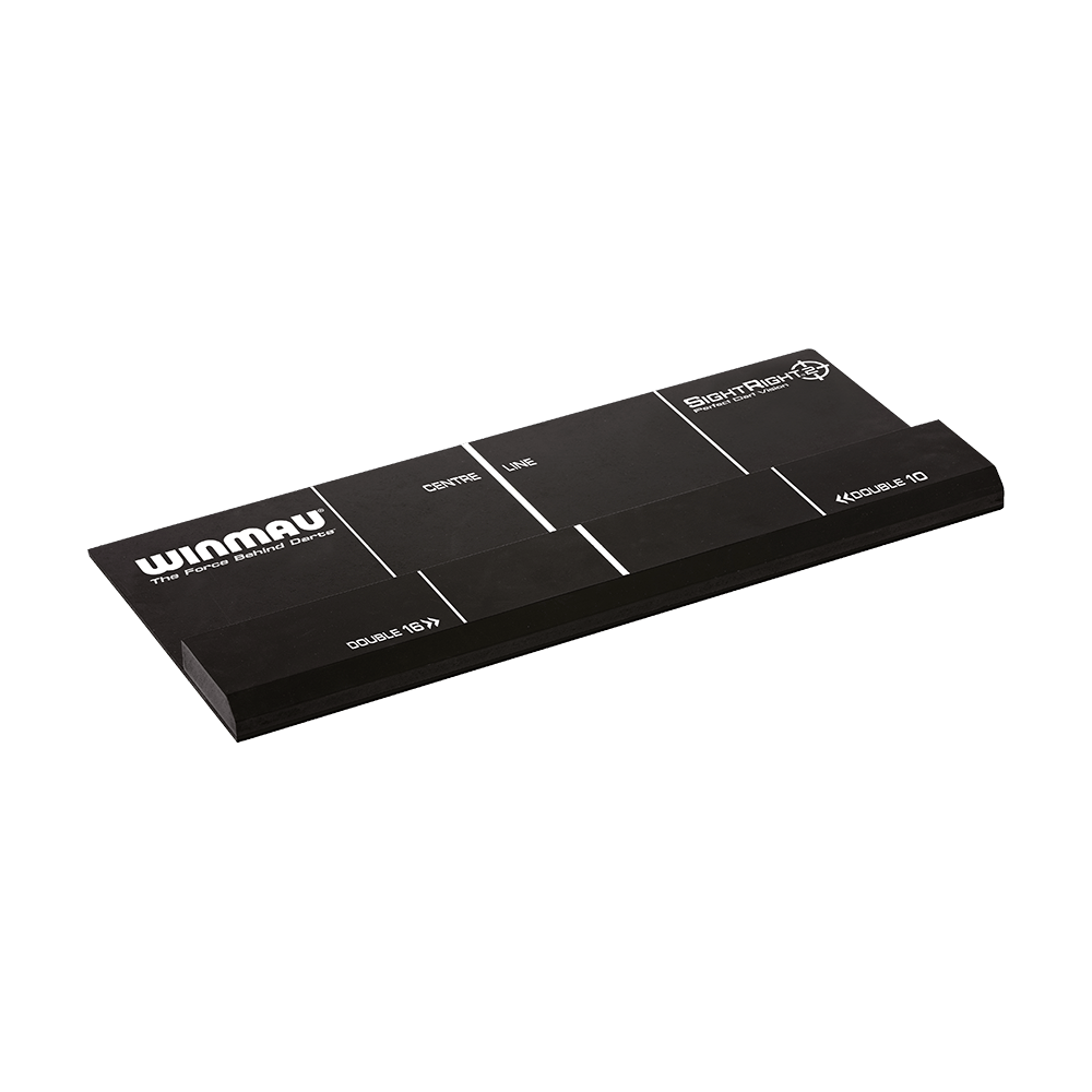 8207_Winmau_SightRight2_18p4CynTTSGhhT Das Bild zeigt das Produkt "Winmau SightRight 2", ein Ausrichtungswerkzeug für Dartspieler. Es ist schwarz mit weißen Linien und Beschriftungen zur optimalen Positionierung am Oche.