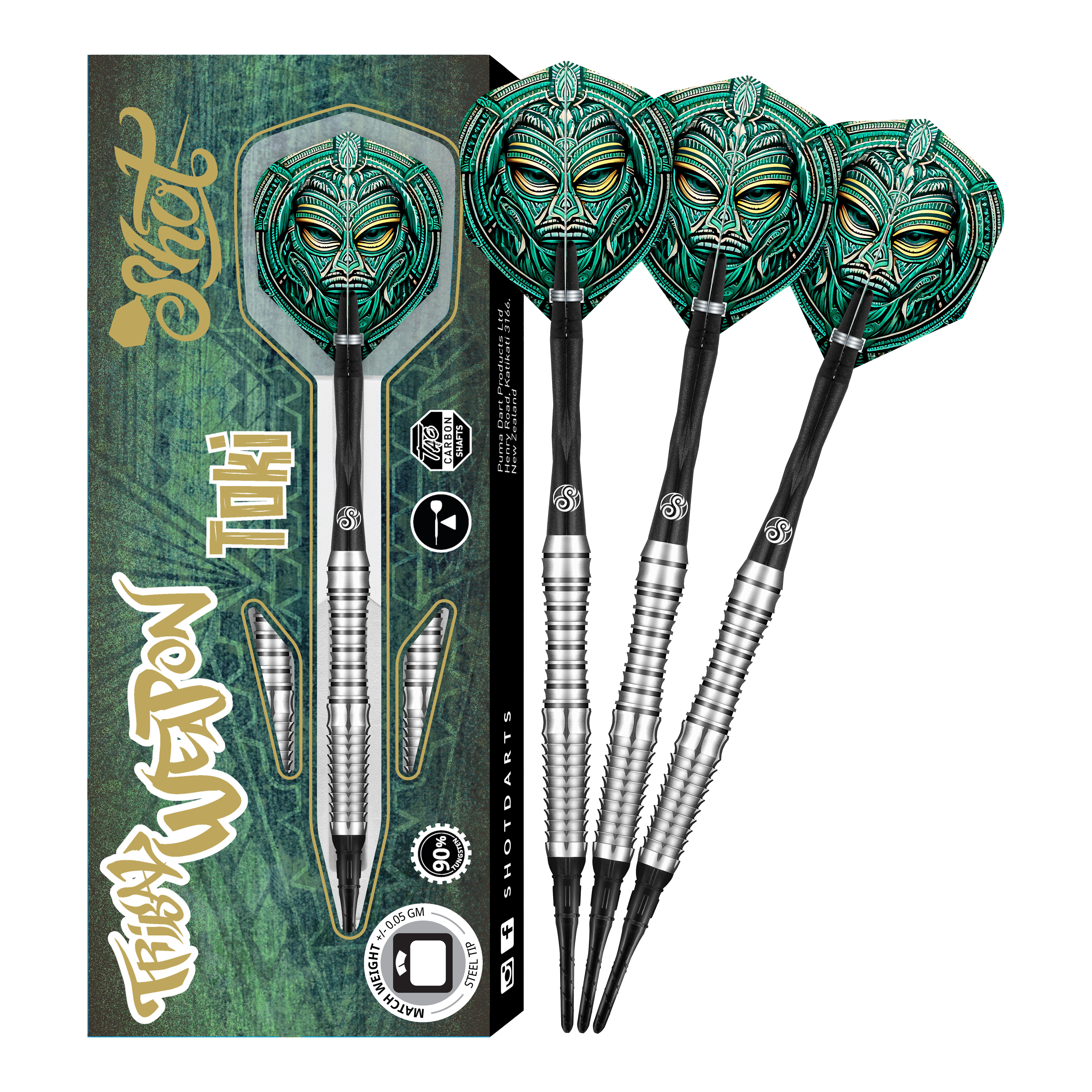 Shot Tribal Weapon Toki soft darts Das Bild zeigt das Produkt "Shot Tribal Weapon Toki Softdarts" mit einer auffälligen, grünen Tribal-Maske auf den Flights. Links ist die Verpackung zu sehen, daneben drei zusammengebaute Softdarts.