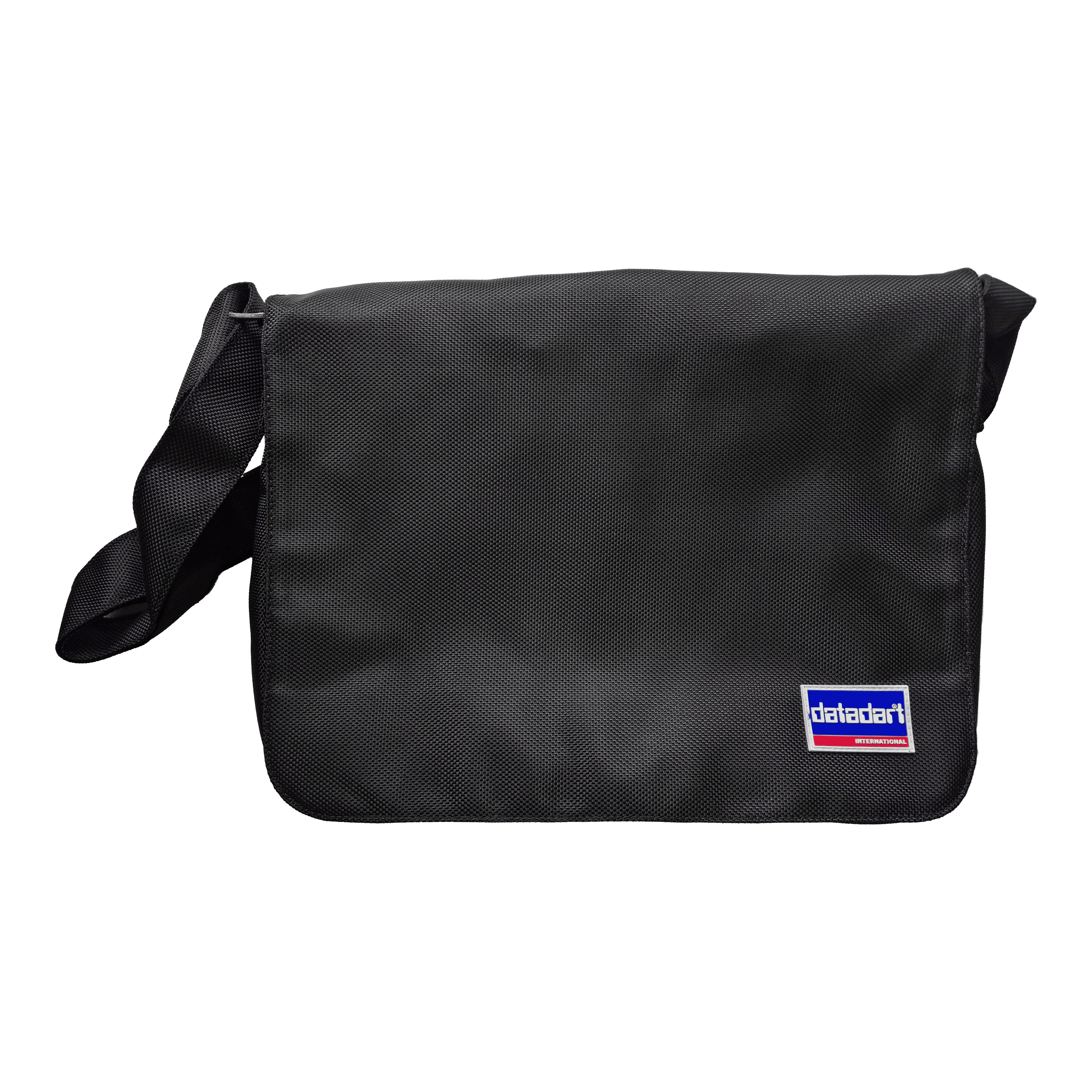 DataDart Team Dart Bag - Black Diese Abbildung zeigt die DataDart Team Darttasche in Schwarz. Die Tasche hat einen Schultergurt und ein kleines DataDart-Logo auf der Vorderseite.
