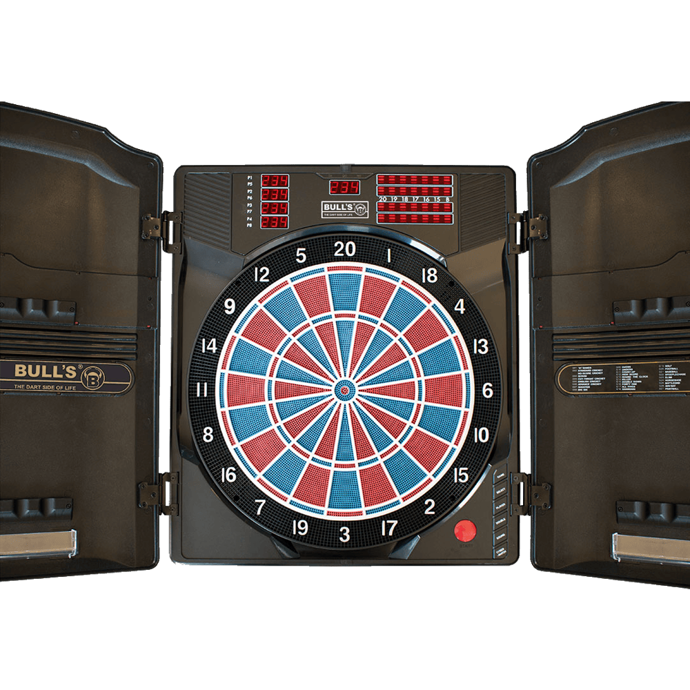 67990_Bulls_Master-Score_RB_Elektronik_Dartboard_1 Das Bild zeigt das Bulls Masterscore RB Elektronik Dartboard mit geöffneten Türen. Das Dartboard hat ein digitales Display und farbige Segmente in Blau, Rot und Weiß.