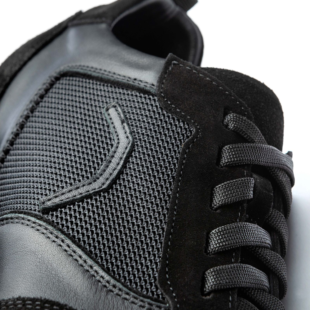 20200007-00_Triple20_Dartschuhe_Textil_Leder_Schwarz_4 Der Triple20 Dartschuh besteht aus schwarzem Textil und Leder. Das Detailbild zeigt das atmungsaktive Mesh-Material und die hochwertigen Schnürsenkel.