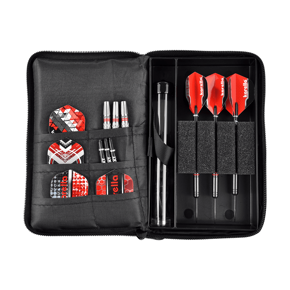 _The_Pak_Dartcase_OPEN_289J84aeKAzd4j Das Bild zeigt das Produkt "The Pak Dartcase", eine aufklappbare Tasche zur Aufbewahrung von Dartzubehör. In der Tasche befinden sich drei zusammengebaute Darts, zahlreiche Flights und weiteres Dart-Zubehör ordentlich sortiert.