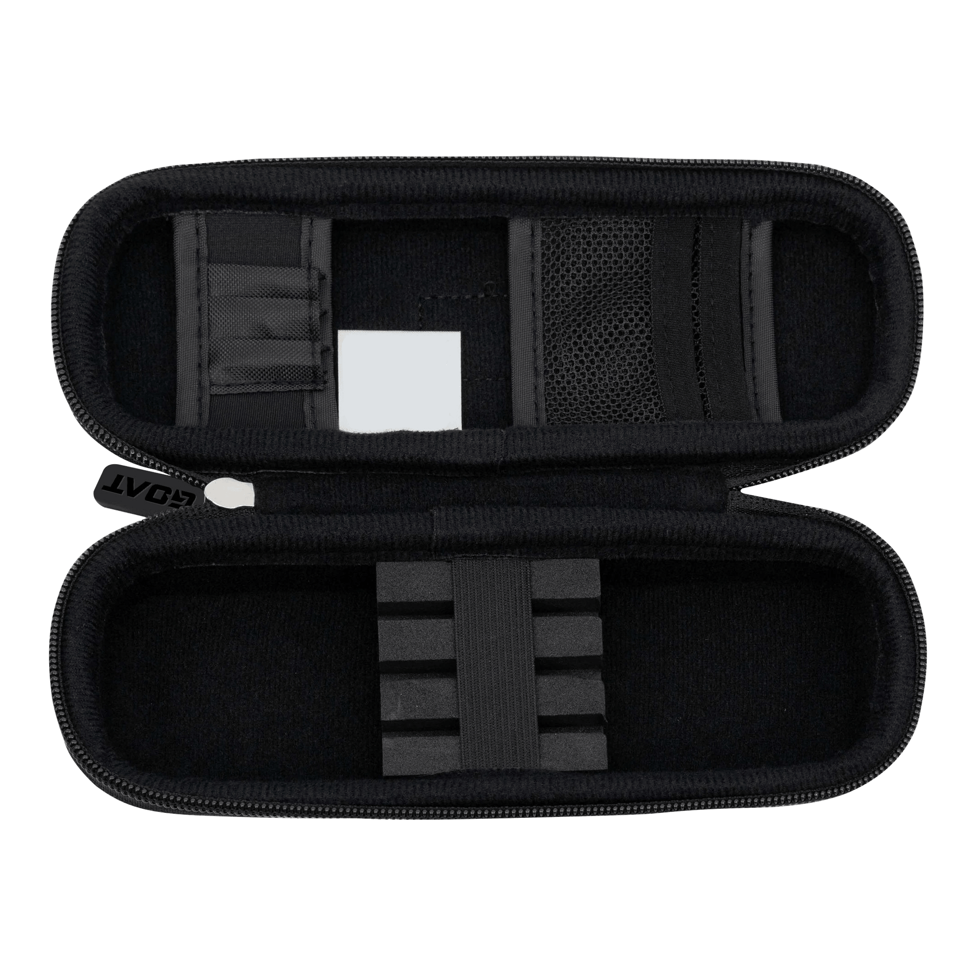 GOAT Locker S Dartwallet Das Bild zeigt ein geöffnetes, schwarzes Dart-Etui mit verschiedenen Fächern und Halterungen. Das Produkt heißt "GOAT Locker S Dartwallet" und dient zur sicheren Aufbewahrung von Dartzubehör.