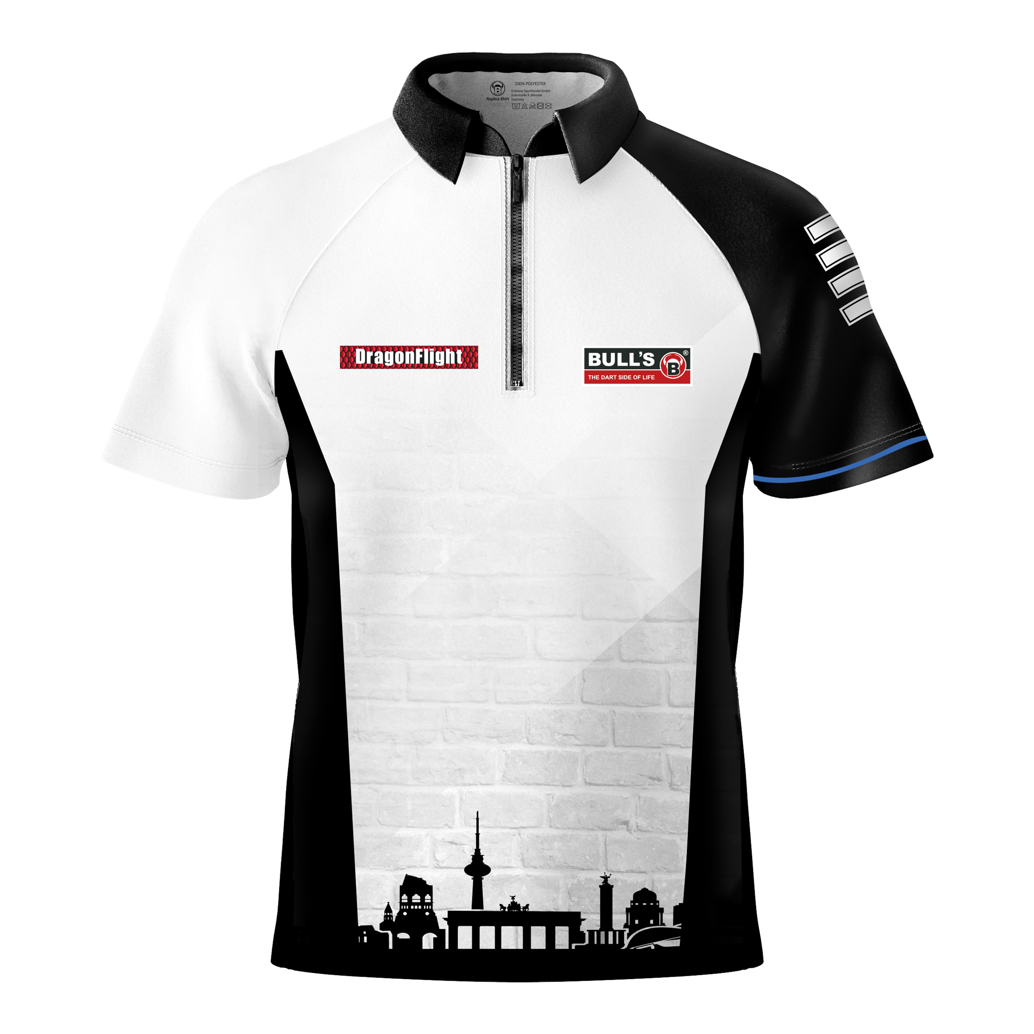 Bulls Martin Schindler The Wall dart shirt Das Bild zeigt das Bulls Martin Schindler The Wall Dartshirt mit einem schwarz-weißen Design und kurzen Ärmeln. Auf der Vorderseite befinden sich Logos und eine stilisierte Stadtsilhouette am unteren Rand.