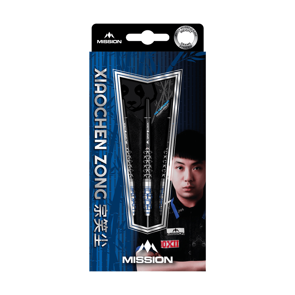 M001069_Mission_Xiaochen_Zong_Pandaman_Steeldarts_3 Die Abbildung zeigt die Verpackung der "Mission Xiaochen Zong Pandaman Steeldarts - 22g". Auf der Packung sind die Darts, der Name des Produkts und ein Porträt einer Person zu sehen.