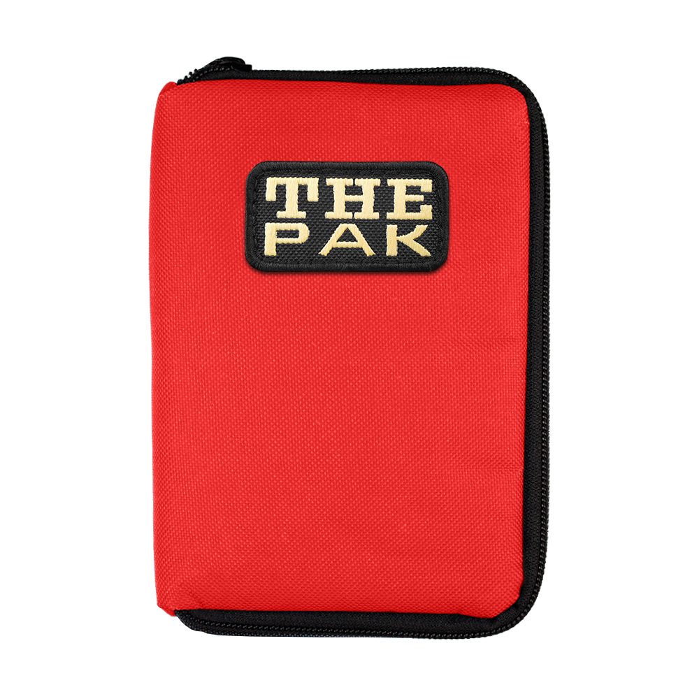 712TP_The_Pak_Dartcase_Rot_1 Das Bild zeigt ein rotes Etui mit schwarzem Reißverschluss. Auf der Vorderseite befindet sich ein Aufnäher mit der Aufschrift "THE PAK".